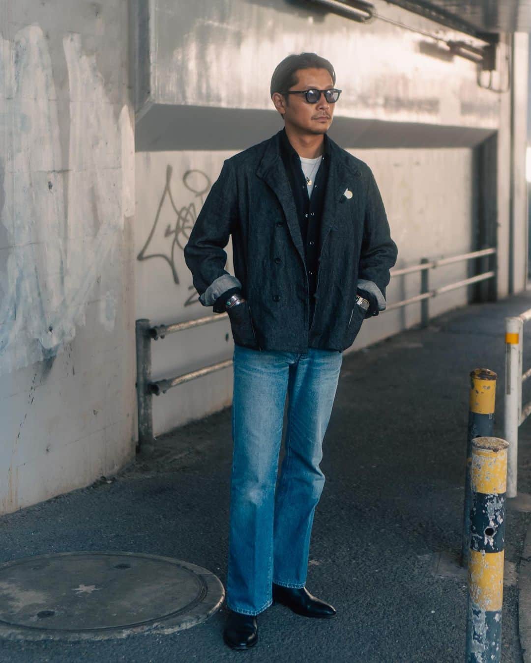 高田朋佳さんのインスタグラム写真 - (高田朋佳Instagram)「Effortlessly & Naturally.  久々にブルージーンズ。 半端丈のモーターサイクルジャケットと517のシルエットのバランスがポイント。  #wearlness #salondewearlness #sussous #gentlemanjewelry #levis517 #yevsaintlaurent」9月28日 18時23分 - tomoyoshi_takada