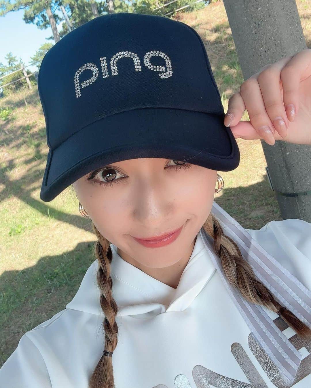 近藤みやびのインスタグラム：「@pingapparel_japan  の新作キャップ🧢  超可愛くない☺️？？ 後ろは流行りのリボンで pingの文字はラインストーンでキラキラ✨  #pingapparel #ping #ping 活 #golf120 #ゴルフ女子 #ゴルフ #ゴルフウェア #キャップ」