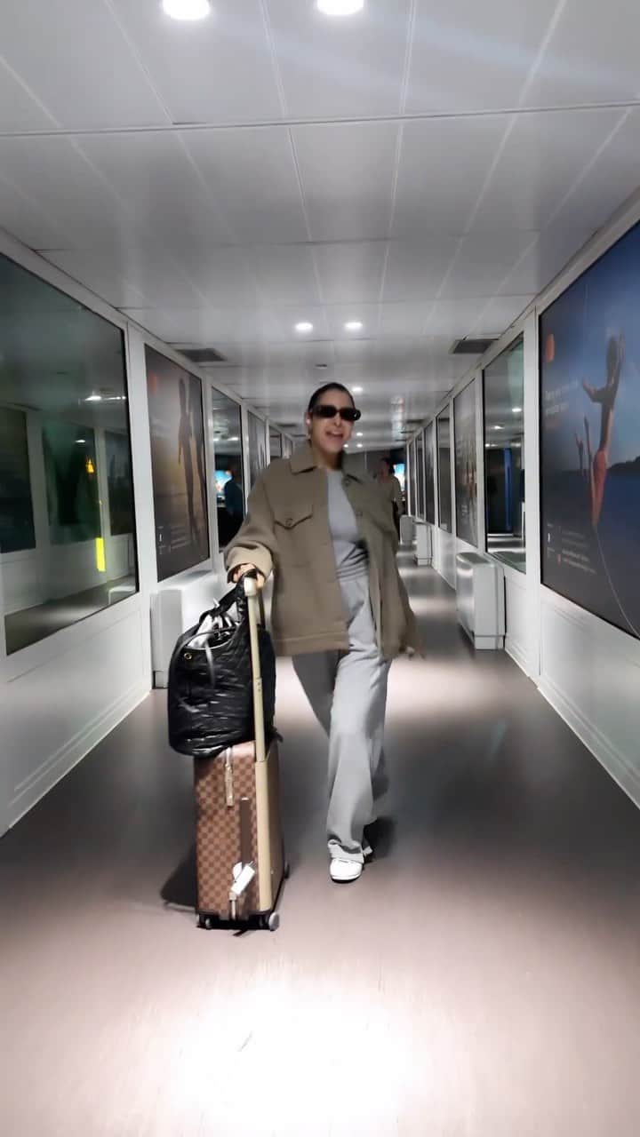 sananasのインスタグラム：「Pov : tu as survécu à la Fashion week de Milan et tu as réussi à filmer un Vlog malgré la course 😅🥹(ps : il arrive ce week end normalement !)」
