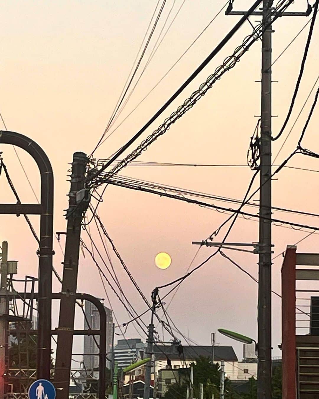 吉田広大のインスタグラム：「今日の月はすげえ」