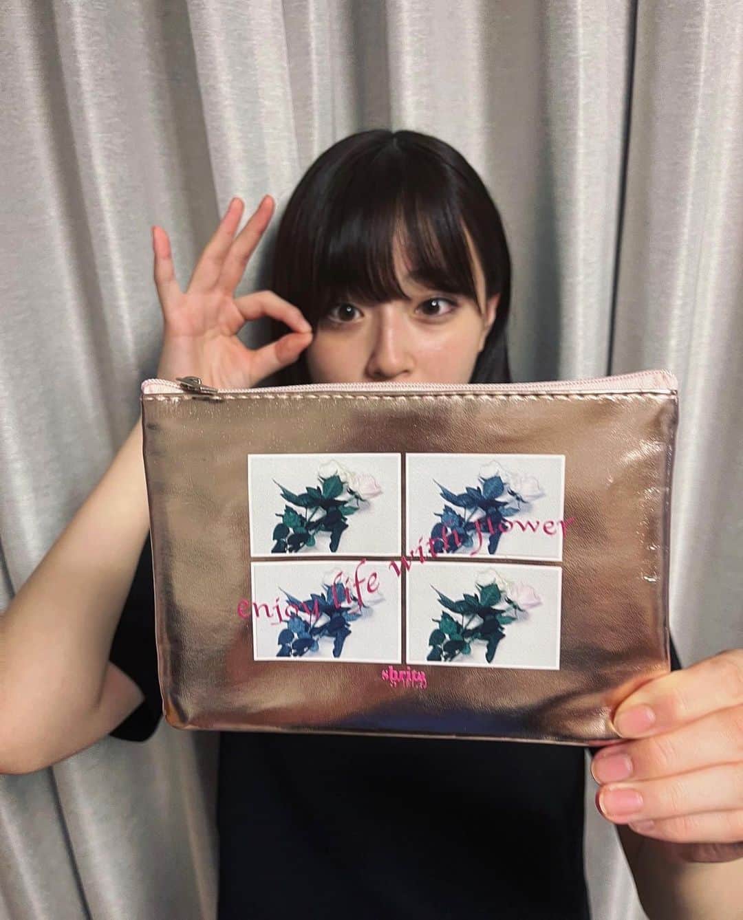 足川結珠さんのインスタグラム写真 - (足川結珠Instagram)「. nicola11月号のふろく！  来月号のふろくは「shritaコラボのポーチ」  10/4 にデビューする新ブランド「シュリータ」との初コラボ✨シュリータは大人ガーリーのプチプラブランド！  ポーチのおすすめポイント❤️  高見えするピンクゴールド×オリジナルデザイン！ ポーチの素材はレザー風で、色は高見えするピンクゴールド! ガーリーブランドだけど、カジュアルな子でも使いやすい! バラのデザインもオリジナルの写真🥀  9/29発売nicola11月号お楽しみに♡  #足川結珠 #nicola #ニコモ #ニコラ11月号ふろく #シュリータ」9月28日 18時29分 - yuzu_ashikawa1222official