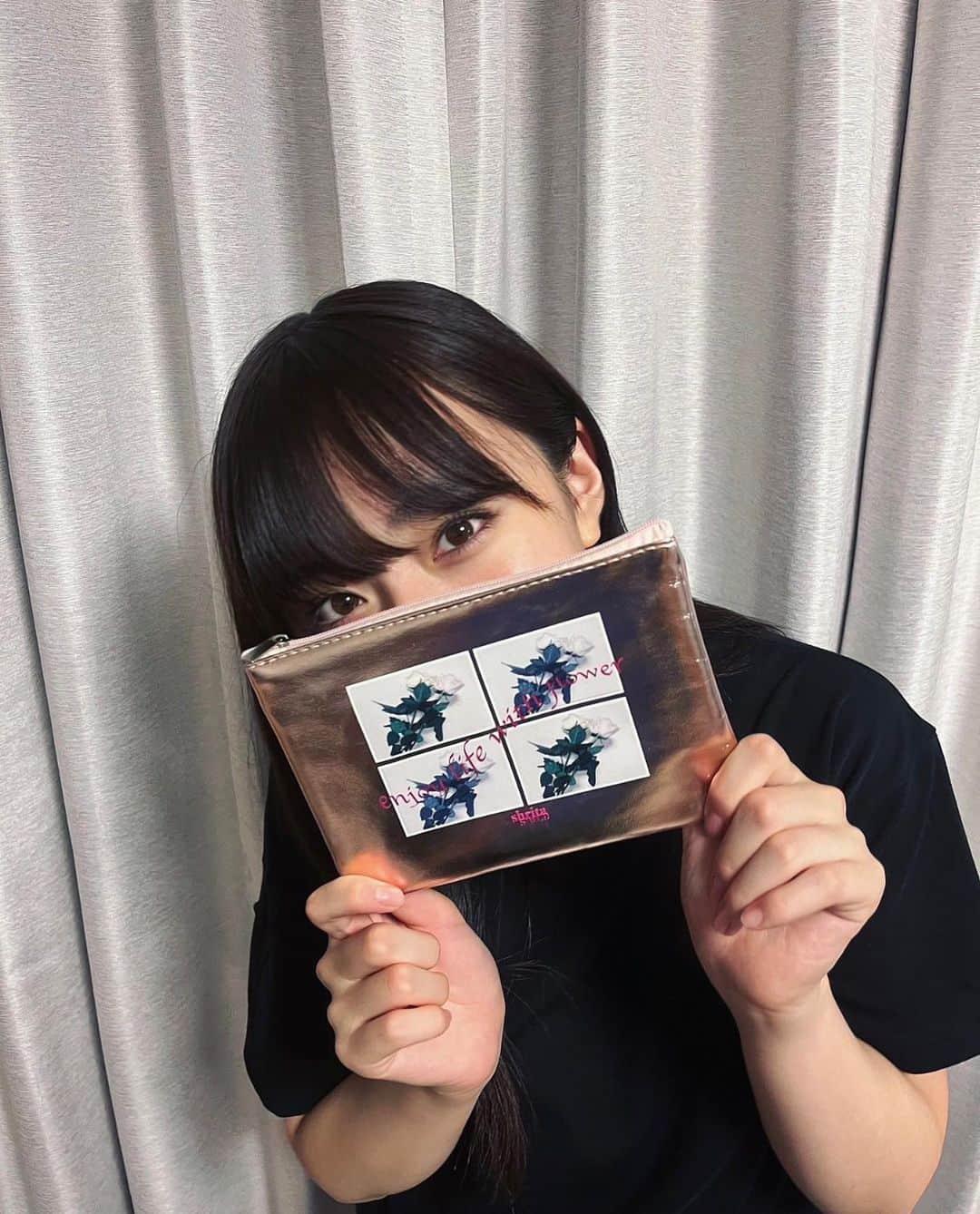 足川結珠さんのインスタグラム写真 - (足川結珠Instagram)「. nicola11月号のふろく！  来月号のふろくは「shritaコラボのポーチ」  10/4 にデビューする新ブランド「シュリータ」との初コラボ✨シュリータは大人ガーリーのプチプラブランド！  ポーチのおすすめポイント❤️  高見えするピンクゴールド×オリジナルデザイン！ ポーチの素材はレザー風で、色は高見えするピンクゴールド! ガーリーブランドだけど、カジュアルな子でも使いやすい! バラのデザインもオリジナルの写真🥀  9/29発売nicola11月号お楽しみに♡  #足川結珠 #nicola #ニコモ #ニコラ11月号ふろく #シュリータ」9月28日 18時29分 - yuzu_ashikawa1222official