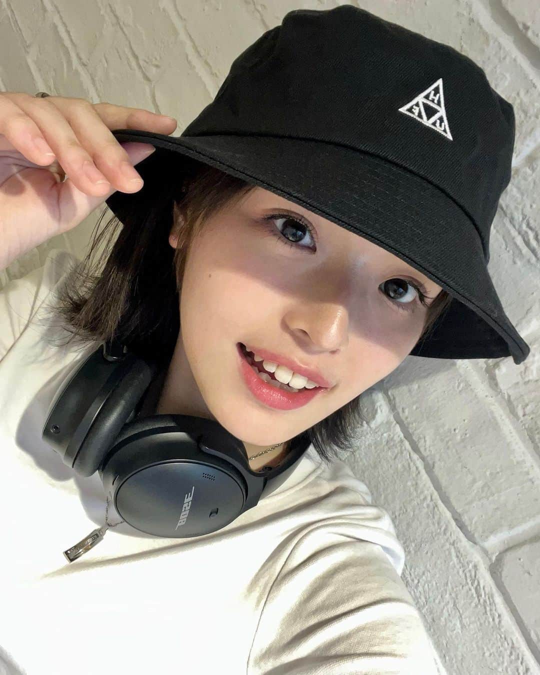 のインスタグラム：「バケハを被りながらヘッドホンはつけることができないのをさっき知ってとても悲しい... これから毎日、どちらをつけるかの究極の選択をしなければいけなさそうです🥹」