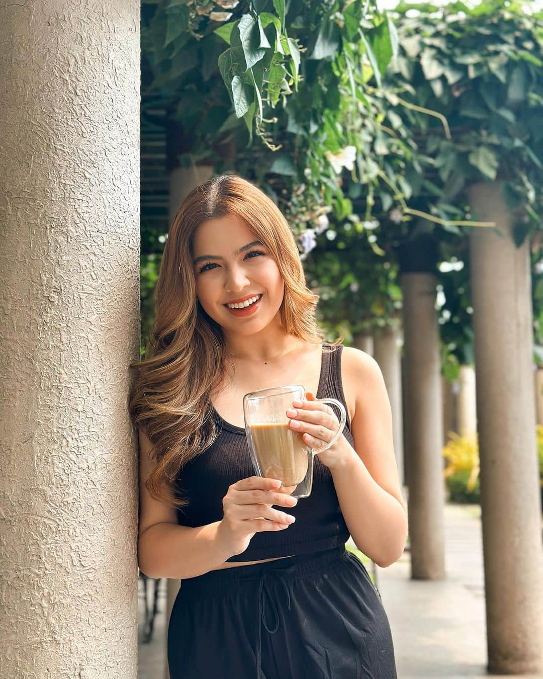 Alexa Ilacadのインスタグラム：「Indulging in Caffe Macchiato during my midday break—it's not just coffee; it curbs my cravings and supports my skin’s health, making it a true beauty brew! Try it for yourself and see and feel the difference! ☕️🤎  Make sure to buy from September 28-30 for Luxe Slim’s payday sale and avail of 10% off all products! 😊  #luxeslim #caffemacchiato #slimmingcoffee #weightgoals #skingoals #wellnessgoals #paydaysale」