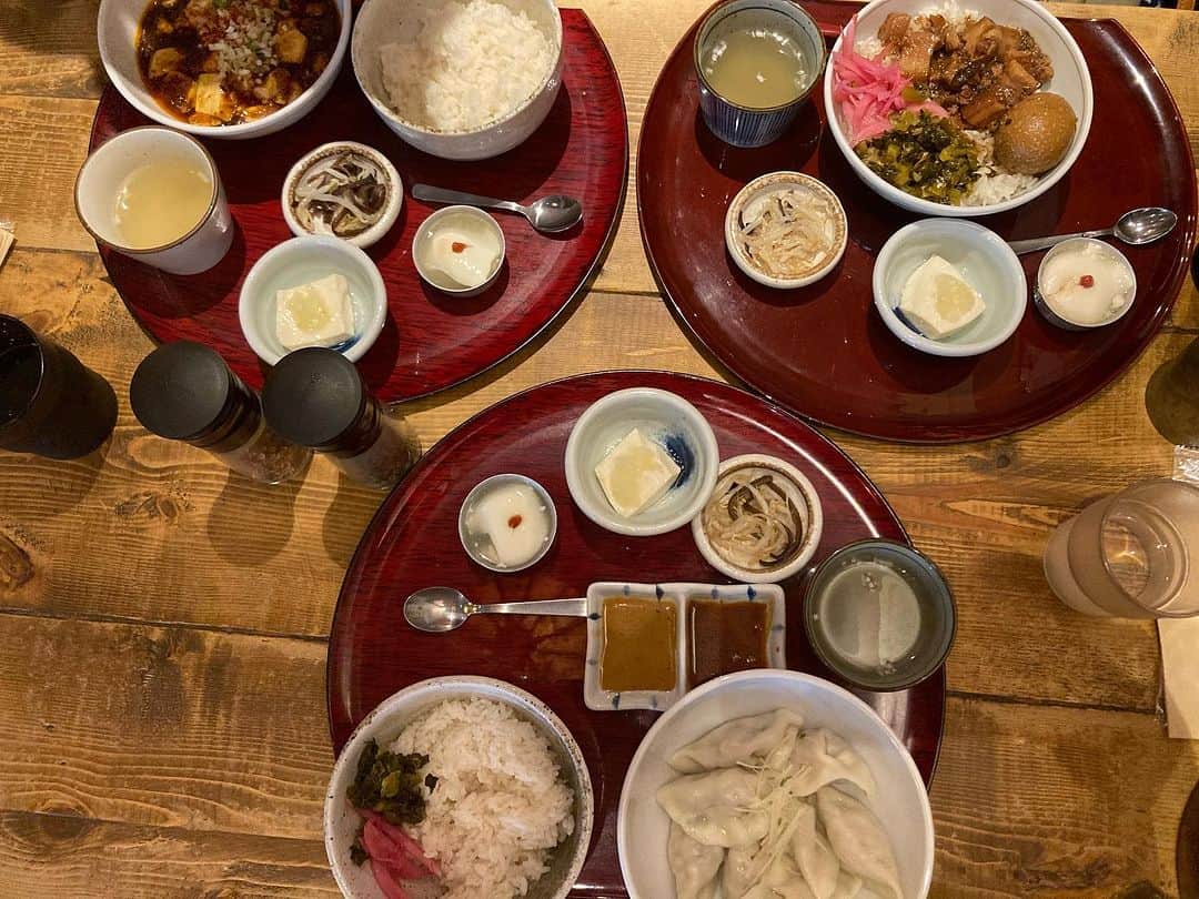 佐伯日菜子さんのインスタグラム写真 - (佐伯日菜子Instagram)「前回後半山椒を入れすぎちゃって遠い目になってしまった「かかん」リベンジ。 本当に美味しすぎる✨ 今度は夜行きたいよねー。 ちなみに一人で３つ食べてないよ。 #麻婆豆腐 #ルーローハン  #水餃子  #かかん #美味しい  #全部おいしい」9月28日 18時31分 - hinakosaeki