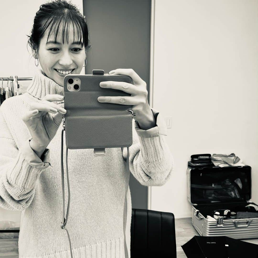 青木裕子さんのインスタグラム写真 - (青木裕子Instagram)「お仕事。  週明け涼しかったのに、今日は暑かったですね。 でも、セーター。  「秋の後には冬が来るんだなあ。」と、  寒さを思い出そうとしましたが、 無理でした（笑）  #それにしても楽しかった #LEE」9月28日 18時31分 - yukoaoki_official