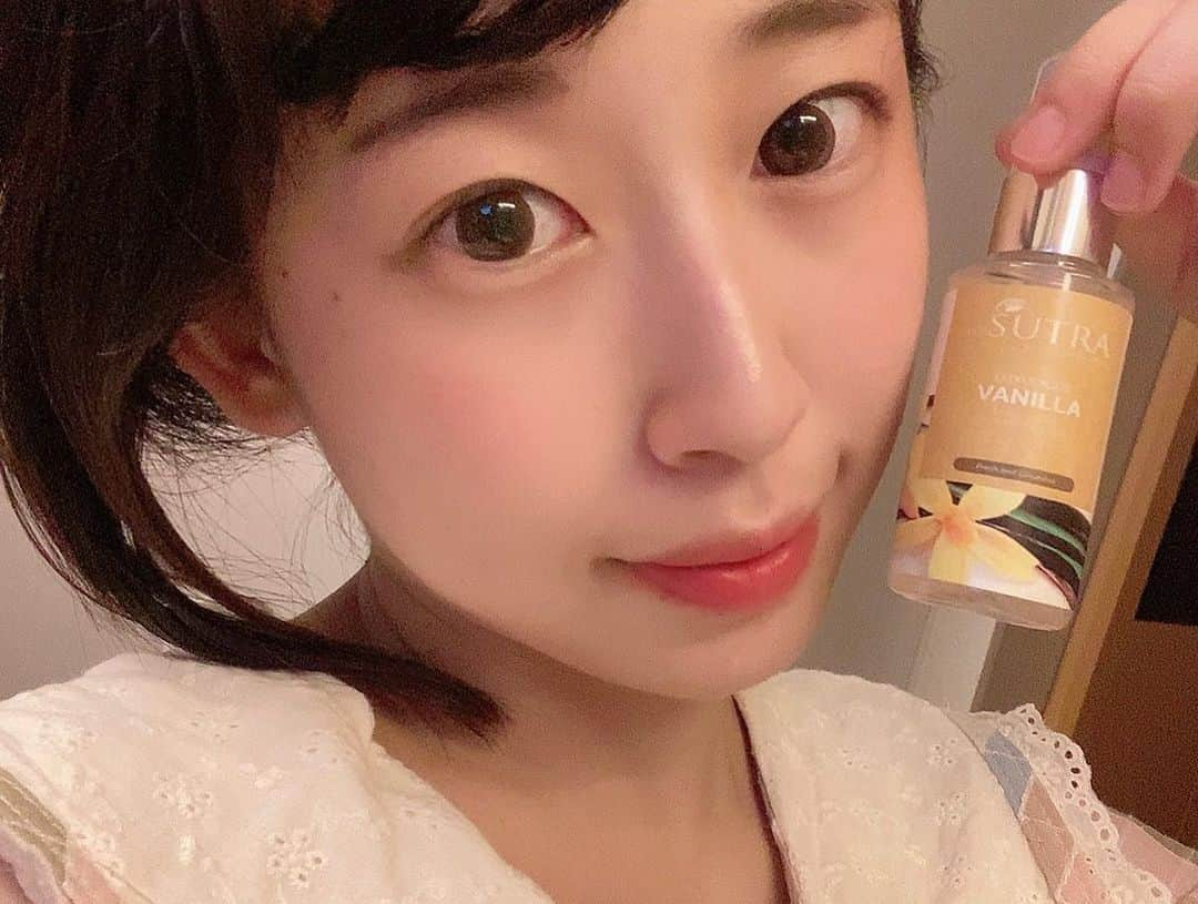 桜愛美さんのインスタグラム写真 - (桜愛美Instagram)「ご縁があり… 今日は大阪へ🚄  まだ世の中に出ていない ヒット予感の次世代トレンド製品と出会える展示会へ行ってきました！  新しい香り。 新しい雑貨。 新しいマーケティング。 新しいweb広告。  AIや漫画を使った動画制作も面白いし、化粧品系は海外のものが多く取り揃えてあって、パッケージやコスメも面白かったです✨  新しいものに触れる時間って大切だな。  雰囲気に惹かれて、私の好きな香りでもあ「vanilla」を購入。日本語は通じなかったけど、スマホの翻訳機を使って会話しました。笑  新しいものを世に生み出して発信していけるように頑張るぞ！！  #ライフスタイルweek  #インデックス大阪 #大阪」9月28日 18時32分 - manami_guitars