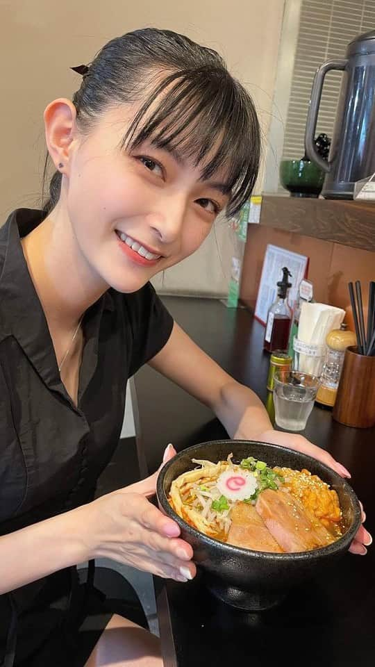 中澤瞳のインスタグラム：「高田馬場ラーメンウォーク2023に行ってきたよ🍜  高田馬場の5店舗のラーメン屋さんが、 私の地元、長野県上田市の山印醸造さんで作られた発酵そみファをつかったラーメンを期間限定で出してるの！ 今回私が食べたのは、麺屋宗さんの 『至福の旨辛スパイシーキムチ納豆麺』！  そのまま食べると、旨辛醤油なんだけど、 上に乗ってるそみファが入ってる納豆を混ぜると… 旨辛納豆味噌になるの！ 納豆があることでスルスル入ってくるし、 体にいいものを食べてる！って感じがして罪悪感なくて美味しかった〜！  9/28〜10/27までやってるみたいだから みんなも行ってみてね！🍜  #高田馬場ラーメンウォーク #ラーメンウォーク #高田馬場ラーメン組合 #TRW #ラーメン #麺屋宗 #発酵そみファ #納豆」