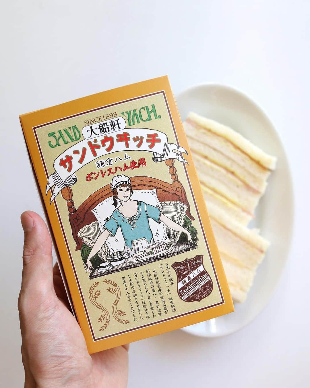 Ryogoのインスタグラム：「🥪 大船軒の「サンドウヰッチ」。 レトロなパッケージがめちゃくちゃ良い感じの日本で初めての駅サンド。 ⁡ 中身はハムサンドとチーズサンドのみとシンプルなのですが、個人的にはここのハムサンドがめちゃくちゃ好み💯.. ⁡ よく見るとサンドウィッチなのかサンドウイッチなのかパッケージ内でもごちゃごちゃになっているのも隠れ面白ポイント🤫 ⁡ -——————————— ⁡ ▹YouTube 2チャンネルあります。チャンネル登録してね🍳 ・まかない食堂 ・BINANPASTA ⁡ ▹レシピサイト(BINANPASTA) 約700種類のパスタレシピを無料で公開しています🍝 *プロフィール(@binanpasta )からも飛べます。 ⁡ ✱愛用しているキッチンアイテムはプロフィールのアーカイブからどうぞ。 ⁡ -——————————— ⁡ #駅弁 #サンドウィッチ #サンドイッチ #大船軒 #弁当」