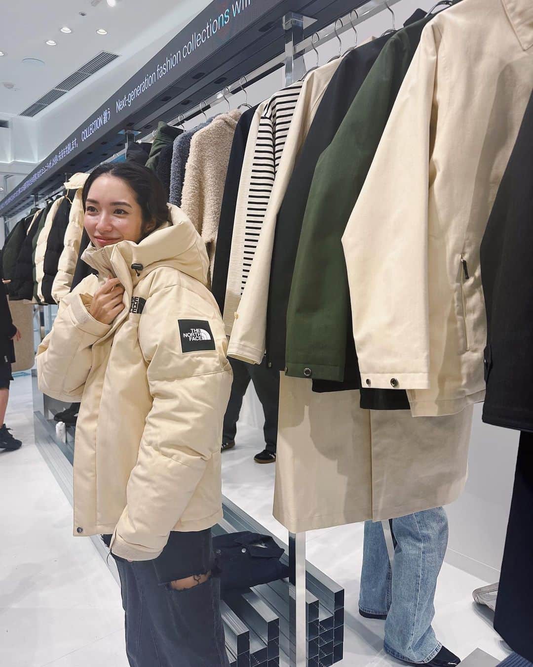 のインスタグラム：「REGENERATIVE CIRCLE のPOP UP SHOPが 丸の内ビル１階にオープンしたので行ってきました！  アウターやコート、ニット、カットソーなど 構造たんぱく質素材Brewed Protein™繊維を採用したプロダクトが揃ってました🫶 アイボリーのカラーは、 染色していない繊維そのままの色♡  循環可能な繊維でつくられた洋服たちを選ぶというのも地球環境への新たなアクションになりそう☺️  POP UPは来年１月まで開催しているので是非行ってみてくださいね✨  @regenerative_circle @goldwin_official   #regenerativecircle #brewedprotein #goldwin #spiber」