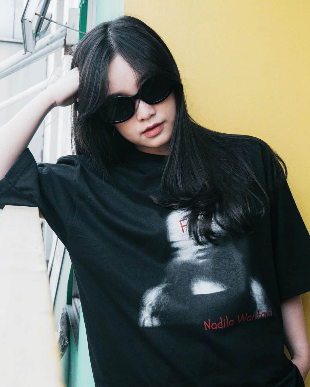 のインスタグラム：「Fase Merch Release and Showcase, 6 Oktober 2023  Kampung Artis, Lebak Bulus   Limited tshirt ini bisa kamu dapatkan di offline sales saat event showcase nanti  supaya gak kehabisan, kamu bisa book sekarang! DM untuk book tshirt kamu  Nadila menggunakan size M  #merchlokal #musisilokal #merchband」