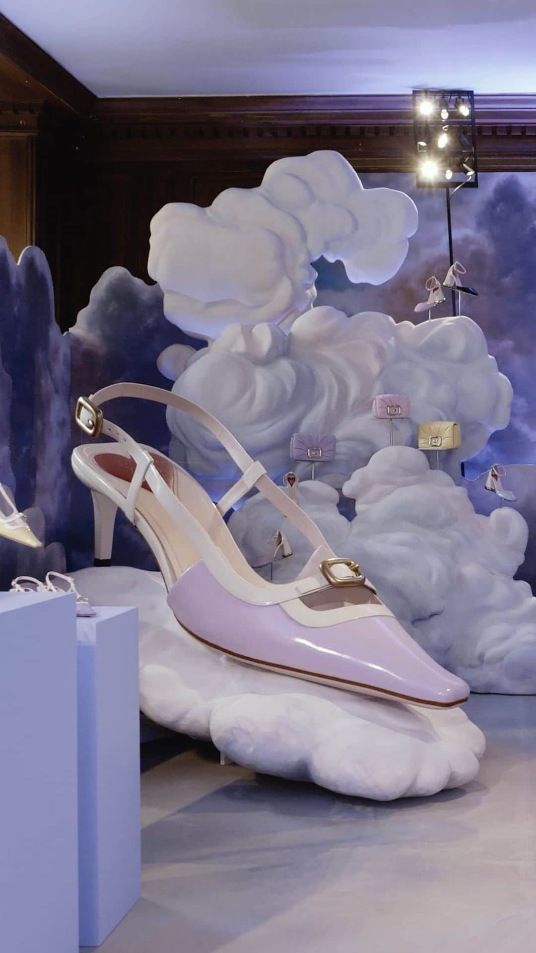 ロジェ・ヴィヴィエのインスタグラム：「Airy clouds hover above Les Éléments Vivier. An archival style from Monsieur Vivier himself, @GherardoFelloni reimagines the Viv’ Canard shoe with a modern twist, presented in the season’s joyful, pop-art palette.  #RogerVivierSS24 #RogerVivier #GherardoFelloni」