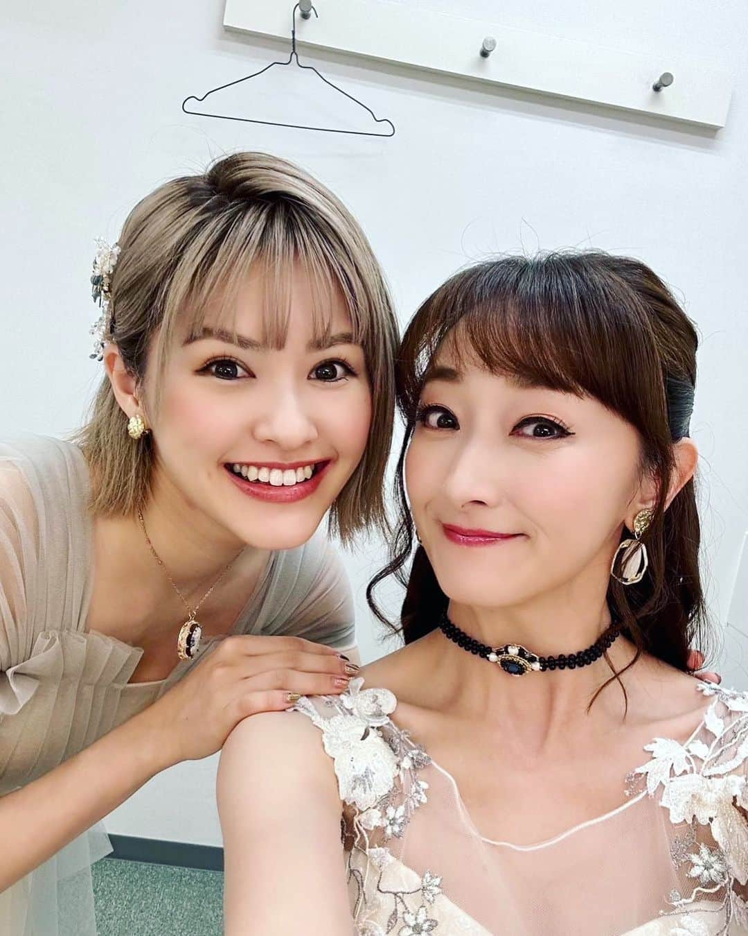 花總まりのインスタグラム：「おもひで写真。 最後は昆ちゃ〜ん。今回楽屋が一緒でたくさんあんな話やこんな話をして楽しい毎日を過ごしておりました😊 本当に楽しかったなぁ。。  また共演できる日がありますように✨ #昆夏美　ちゃん #花總まり」