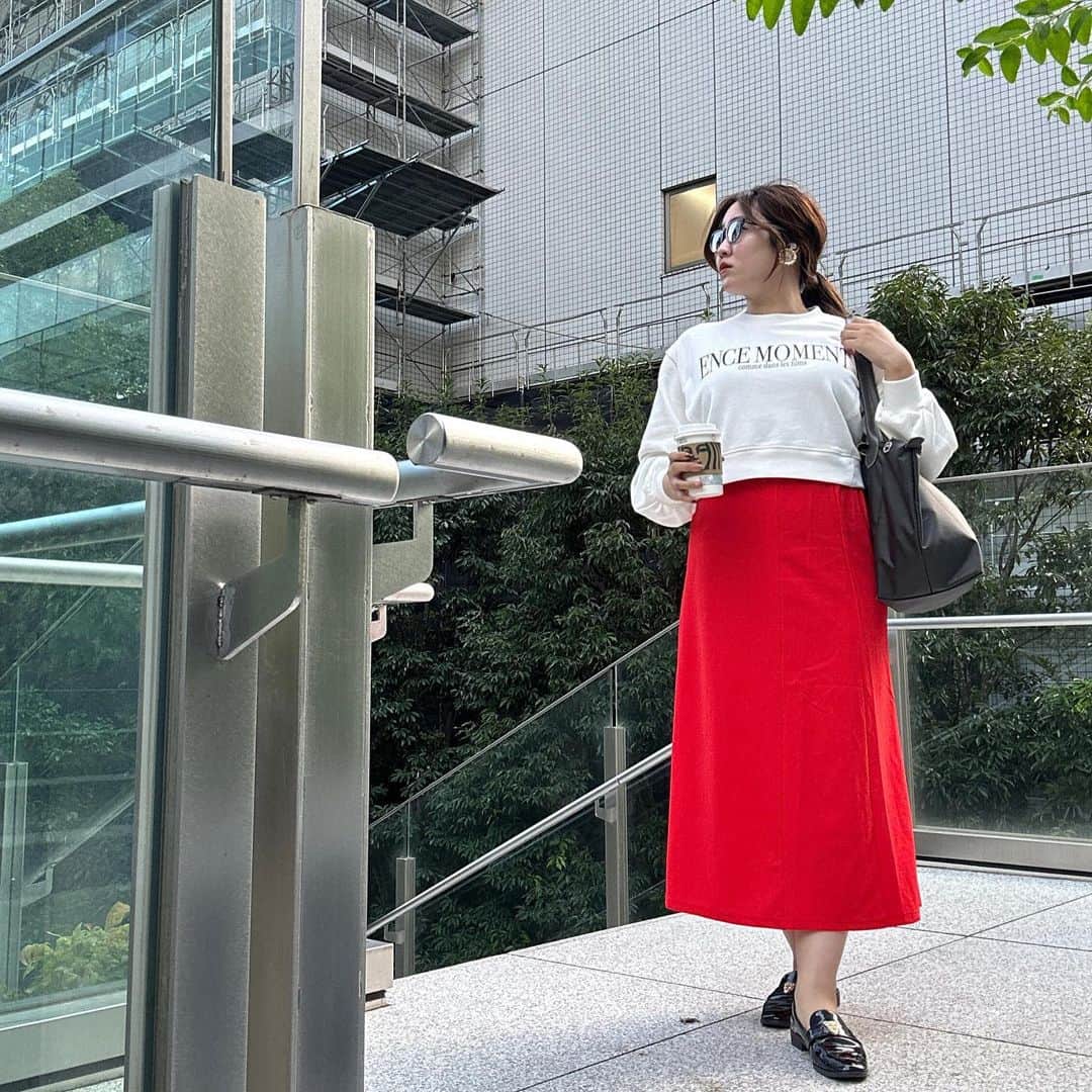 のインスタグラム：「カジュアルめな通勤コーデ🧑‍💼  ✔︎tops @rirandture_official  ✔︎skirt @plusme_official  ✔︎shoes @shein_japan  ✔︎bag @longchamp   @mizuno_yuka さんプロデュースのスカートめっちゃ履き心地良くてめちゃくちゃ感動🥺  ☑︎イージータイトスカート ¥3,990  ヒップ105の私が履いてもこんなに肉感拾わないの凄すぎない？！ Lサイズがあるの嬉しい✨  しかもプチプラ…… これは下半身に悩む皆様買ったほうがいい！！ ┈┈┈┈┈┈┈┈┈♡ #plusme #プラスミー #イージータイトスカート  #大人カジュアルコーデ #秋コーデ」