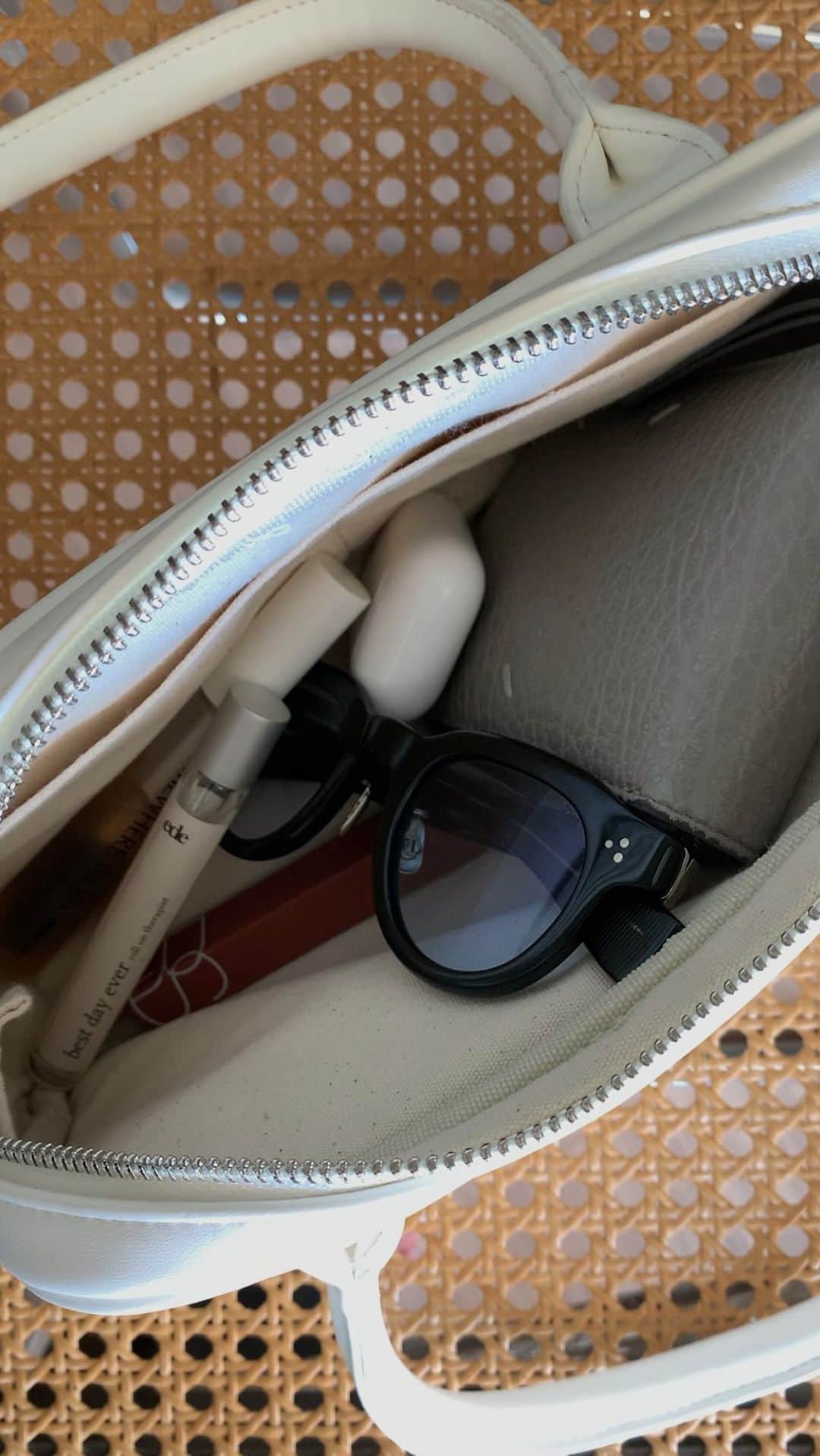 Shiho Sasakiのインスタグラム：「休日のバッグの中身💼 荷物は少ない派！  #バッグの中身 #mybag」
