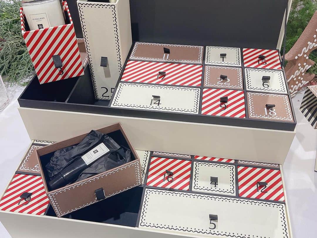 和泉佳子さんのインスタグラム写真 - (和泉佳子Instagram)「Jo MALONE のクリスマスコレクションの発表会に伺いました🎄  毎年、限定の香りやセットが登場して、心躍るJo MALONE クリスマスコレクション🎄  今回のテーマは、「ジンジャーブレッドランドへようこそ」  今年の限定の香りは「ジンジャービスケットコロン」という、ジンジャーのほのかなスパイス感の中に、バニラのような甘さのある、冬にピッタリな香りです🫚  また、ギフトボックスも、ブラウスカラーのビスケット風の可愛いボックスで、特別感があります✨  今回のクリスマスコレクションで気になったのは、長年の憧れでもある「アドベントカレンダー」(¥66000)や、  コロン好きにはたまらない、コロンのミニボトルが9種類も入っている「ミスターマローン ラグジュアリーコレクション」(¥52800)の他、  ギフトにもぴったりな「クリスマスクラッカー」(¥6380)や、クリスマスオーナメント(¥5500)など、16種類以上の限定セットが登場します🎁  まず第一弾は、10/20(金)オンラインショップ、一部店舗で先行発売され、10/27(金)から全国発売予定です✨  お友達や大切な方へ、そして、自分へのプレゼントとしてもオススメです💕  是非、checkしてみて下さい😊  @jomalonelondon   #ジョーマローンロンドン」9月28日 18時43分 - yoshiko_izumi