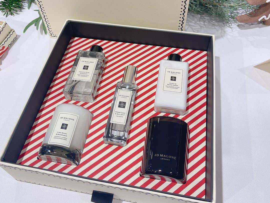 和泉佳子さんのインスタグラム写真 - (和泉佳子Instagram)「Jo MALONE のクリスマスコレクションの発表会に伺いました🎄  毎年、限定の香りやセットが登場して、心躍るJo MALONE クリスマスコレクション🎄  今回のテーマは、「ジンジャーブレッドランドへようこそ」  今年の限定の香りは「ジンジャービスケットコロン」という、ジンジャーのほのかなスパイス感の中に、バニラのような甘さのある、冬にピッタリな香りです🫚  また、ギフトボックスも、ブラウスカラーのビスケット風の可愛いボックスで、特別感があります✨  今回のクリスマスコレクションで気になったのは、長年の憧れでもある「アドベントカレンダー」(¥66000)や、  コロン好きにはたまらない、コロンのミニボトルが9種類も入っている「ミスターマローン ラグジュアリーコレクション」(¥52800)の他、  ギフトにもぴったりな「クリスマスクラッカー」(¥6380)や、クリスマスオーナメント(¥5500)など、16種類以上の限定セットが登場します🎁  まず第一弾は、10/20(金)オンラインショップ、一部店舗で先行発売され、10/27(金)から全国発売予定です✨  お友達や大切な方へ、そして、自分へのプレゼントとしてもオススメです💕  是非、checkしてみて下さい😊  @jomalonelondon   #ジョーマローンロンドン」9月28日 18時43分 - yoshiko_izumi