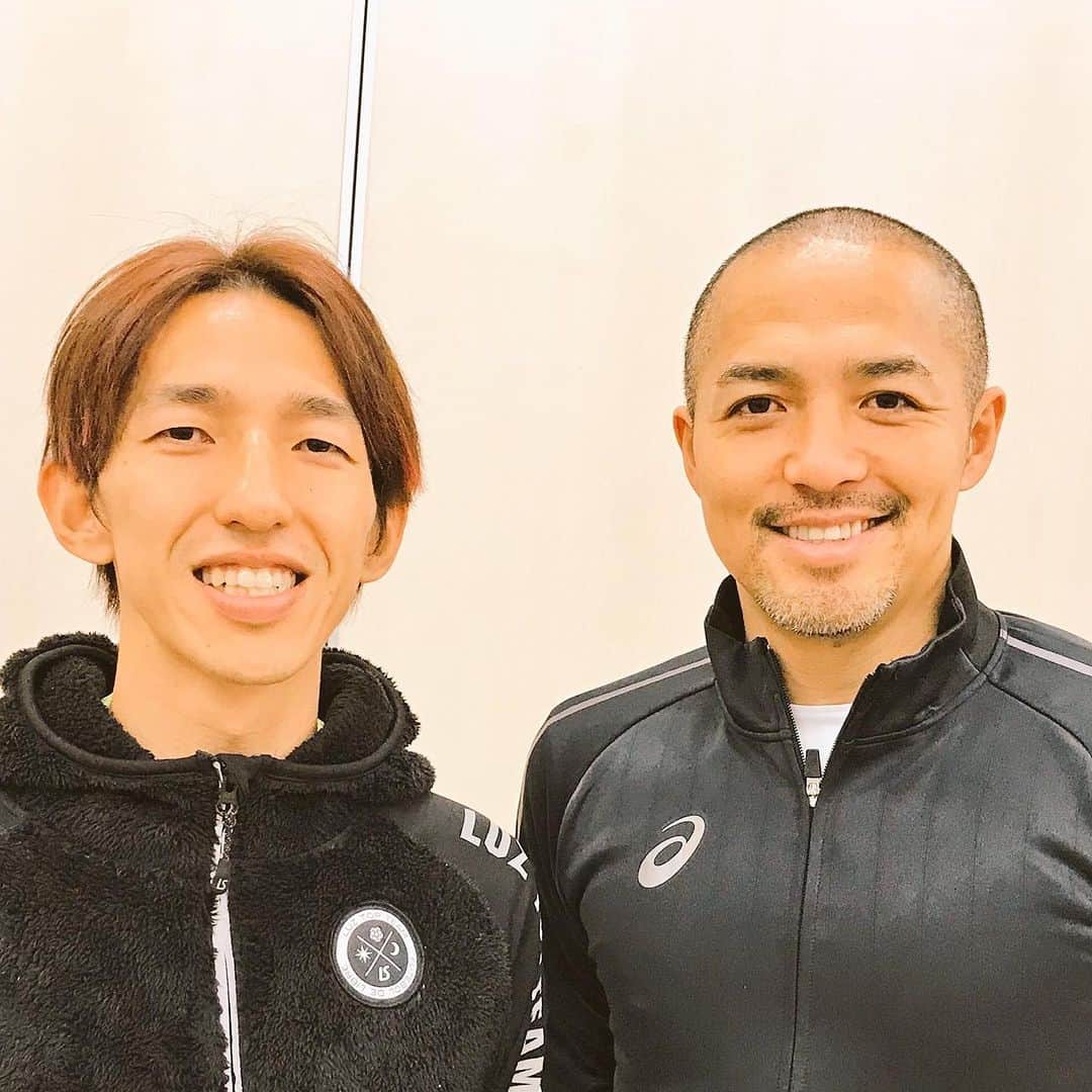 岡部将和のインスタグラム：「日本が誇るテクニシャン 小野伸二さん 多くの夢を見させてくれました 本物の技術とは何かを教えて頂きました 本当にお疲れ様でした ありがとうございました 次の道でも輝き続けてください  僕が思う伸二さんの凄い所はサッカーのプレー同様に、味方も相手も観客も全て魅了し、全て包み込める圧倒的な人間力だと感じました🙇‍♂️ #小野伸二  #天才　#サッカー」
