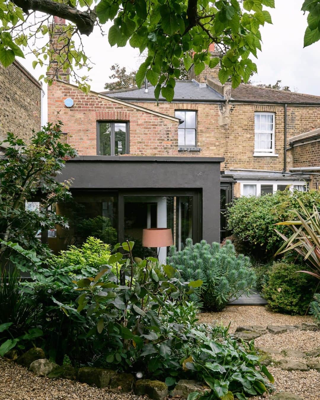 The Modern Houseさんのインスタグラム写真 - (The Modern HouseInstagram)「New Age: a remodelled Victorian terrace in south-east London featuring exacting joinery, concrete floors and expansive glazing.  Head to the link in our bio for the sales particulars.   Southwell Road III, London SE5」9月28日 18時46分 - themodernhouse