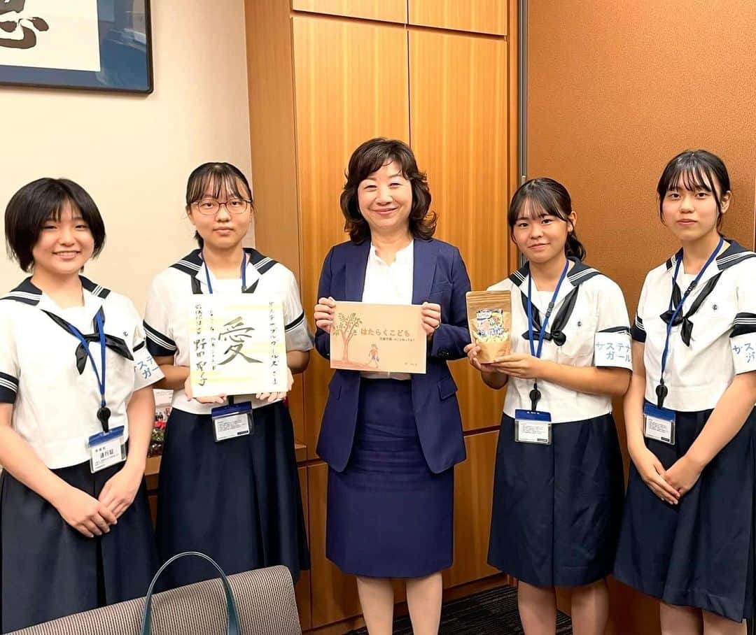 野田聖子さんのインスタグラム写真 - (野田聖子Instagram)「横浜共立学園高等学校のサステナブルガールズの皆さんがお越しになり、先日行われた「高校生SDGsコンテスト2023」にて発表された内容についてご説明下さいました。 児童労働について絵本を作製され、カンボジアのフェアトレードを応援する内容が大変素晴らしく感銘を受けました。 皆さんのお取り組みを、これからも応援して参りたいと思います。  #野田聖子」9月28日 18時46分 - seiko.noda