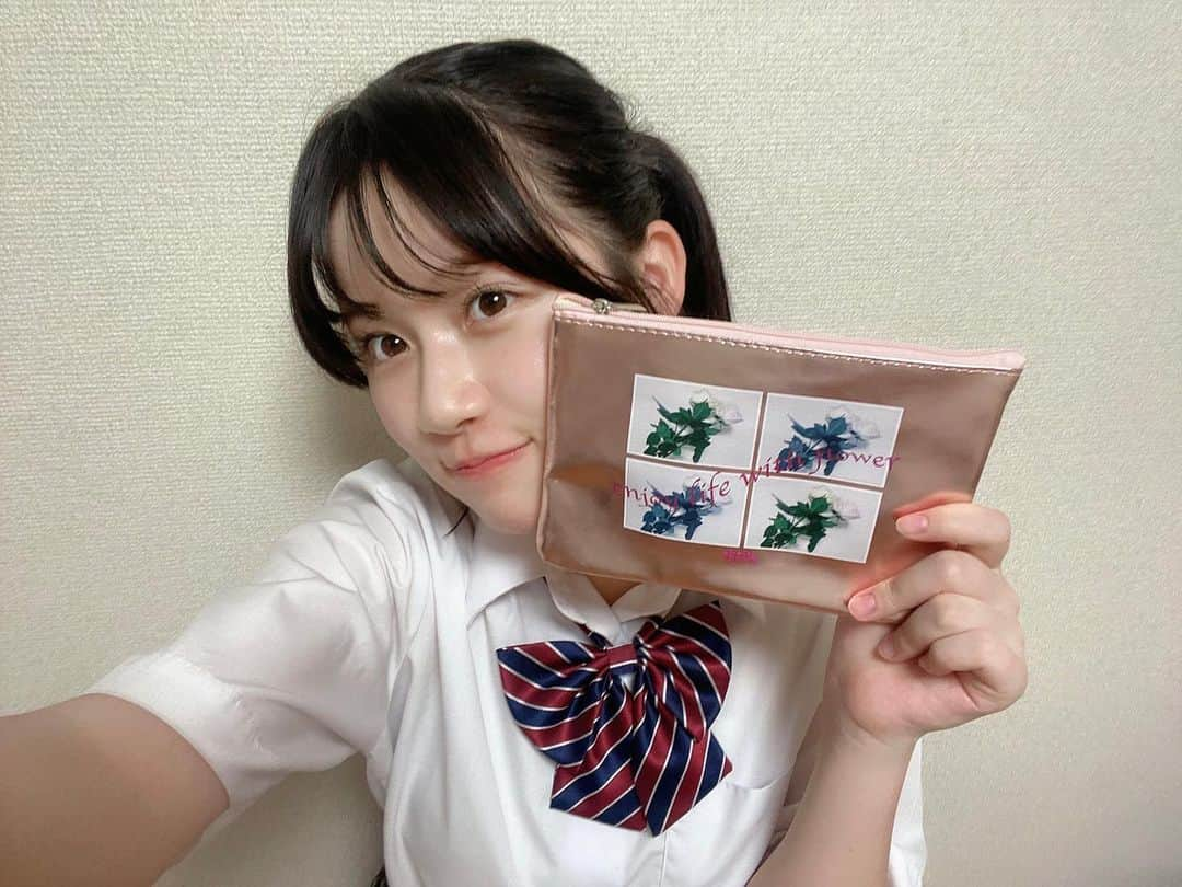 河村果歩さんのインスタグラム写真 - (河村果歩Instagram)「🌈🍒  9/29発売！ニコラ11月号付録は 「shrita コラボポーチ」🩷  コスメや充電器など、色んなもの入れて使えるよ✊🏻🤍  お楽しみに~！  #河村果歩 #nicola #ニコラ11月号 #shrita #シュリータ  #おはスタ #おはガール #かほっち #ニコラ #ニコモ #ニコラ10月号発売中 #SUPERGIRLS #スパガ #アイドル」9月28日 18時46分 - kawamura_kaho_official