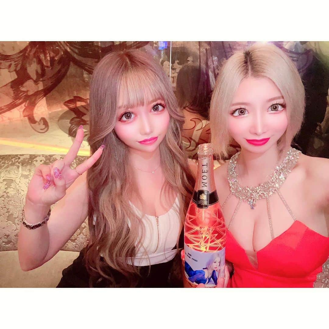 でいじーのインスタグラム：「相方のお誕生日祝いにヴェルージュ㊗️🎂  おめでとう🎊  #キャバクラ#キャバ嬢#夜職#水商売#ニュークラ#ホスト#ホストクラブ#ガールズバー#ラウンジ#キャバ#新宿#六本木#すすきの#渋谷#麻布#池袋#錦#ミナミ#中洲#北新地#大阪#東京#love#bar#サパー#バー#cute#happy#シャンパン#bd」