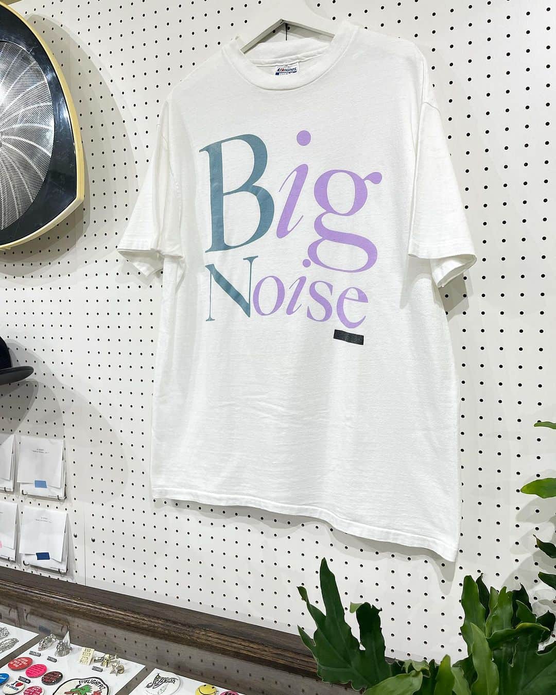 ジャムルのインスタグラム：「1980's～ BIG NOISE ¥15000+tax(16500) .  （Vo.）のアンソニー・フィネルと（G.）のヒュー・ルカスが中心となってイギリスで結成されたポップ・ロックバンド、BIG NOISE。 キーボードやSAXを含む7人編成でソウルフルなVo.にダンサブルなサウンドが特徴てきなバンドです。  こちらは89年の1stアルバム「BANG!」のTシャツになります。 BIG NOISEのデカロゴに淡いカラーが無茶苦茶お洒落な1枚です！！ 小さく入るレーベルロゴも控えめで可愛い。 .  WEB SHOPに入荷しております。 是非ご覧ください。 jammru.com  #お問い合わせはお電話で承ります #jammru #大阪古着屋#心斎橋古着屋 #vintagetshirt #vintagetee #vintagebandtee#bignoise #osaka  #fashion  #streetstyle  #streetfashion  #vtg  #vintage  #used  #usedclothing  #古着 #古着屋 #ファッション #70s #80s #90s」