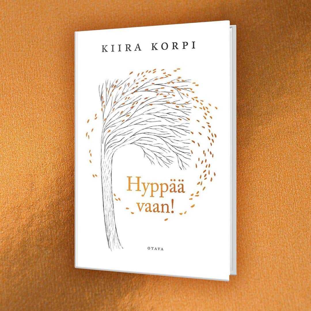 キーラ・コルピのインスタグラム：「Vierailen Turun kirjamessuilla huomenna 🤓📚 Tule moikkaamaan (klo 11.30-12.30) jos olet mestoilla! @turunkirjamessut  Helsingin kirjamessuilla vierailen 28.10 📒 @helsinginkirjamessut  #hyppäävaan @otavankirjat」