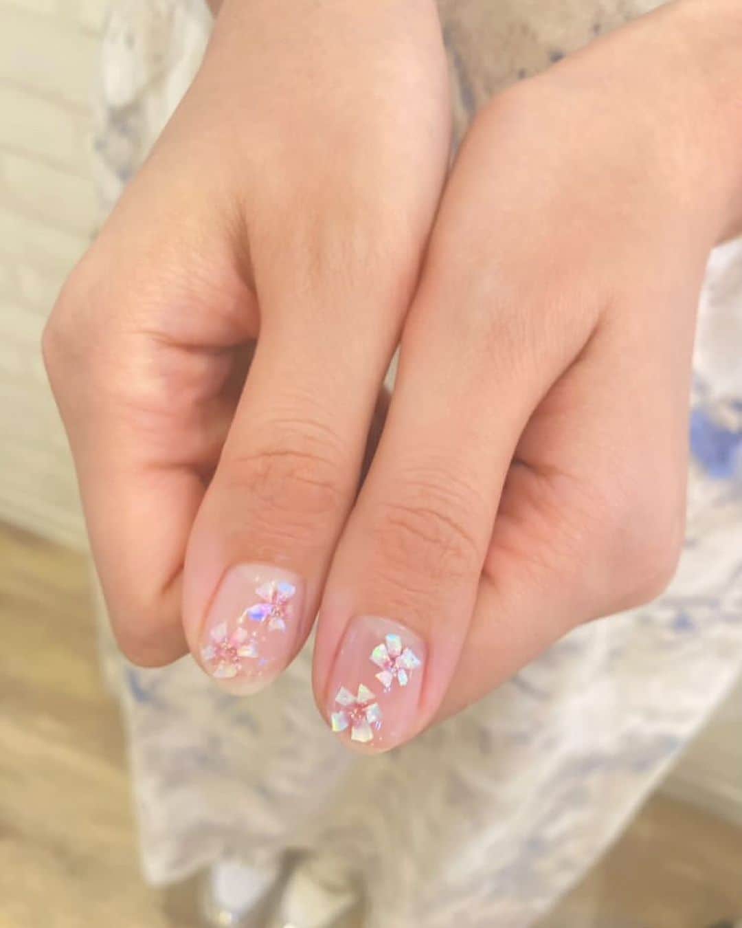 白川理桜さんのインスタグラム写真 - (白川理桜Instagram)「自分の体で好きなパーツは✋手です！ バレーボールもつかめる大きめな手で 小さい頃はすごくコンプレックスだったけど (エイリアンみたいとか男みたいとか🏋️‍♂️ 👽 言われた 今となっては小顔効果抜群で良き手です✨️笑 ⁡ ネイルも予定に合わせて控えめなオフィスネイル パリジェンヌもしてもらってほぼスッピンでも盛れる✨️ @asakusa_nailsalon.niji ありがとうございます！ ハロウィンネイルも可愛かったので👻 また派手ネイルしにハロウィンしに行きたい…！ ⁡ まだまだ暑いので夏服がしまえないけど @priveve_priveve さん可愛すぎてお気に入り✨️ きゅうちゃん @kyuui_misato 教えてくれてありがとう！ ⁡ #ネイル #ニューネイル #nail #nailart  #ネイルデザイン #オフィスネイル  #プリヴェヴェ #パリジェンヌ  #落ち着いたネイル」9月28日 18時48分 - srkwrio