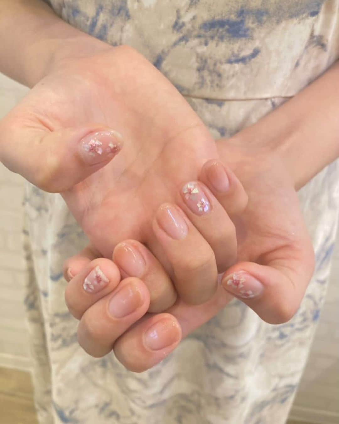白川理桜さんのインスタグラム写真 - (白川理桜Instagram)「自分の体で好きなパーツは✋手です！ バレーボールもつかめる大きめな手で 小さい頃はすごくコンプレックスだったけど (エイリアンみたいとか男みたいとか🏋️‍♂️ 👽 言われた 今となっては小顔効果抜群で良き手です✨️笑 ⁡ ネイルも予定に合わせて控えめなオフィスネイル パリジェンヌもしてもらってほぼスッピンでも盛れる✨️ @asakusa_nailsalon.niji ありがとうございます！ ハロウィンネイルも可愛かったので👻 また派手ネイルしにハロウィンしに行きたい…！ ⁡ まだまだ暑いので夏服がしまえないけど @priveve_priveve さん可愛すぎてお気に入り✨️ きゅうちゃん @kyuui_misato 教えてくれてありがとう！ ⁡ #ネイル #ニューネイル #nail #nailart  #ネイルデザイン #オフィスネイル  #プリヴェヴェ #パリジェンヌ  #落ち着いたネイル」9月28日 18時48分 - srkwrio