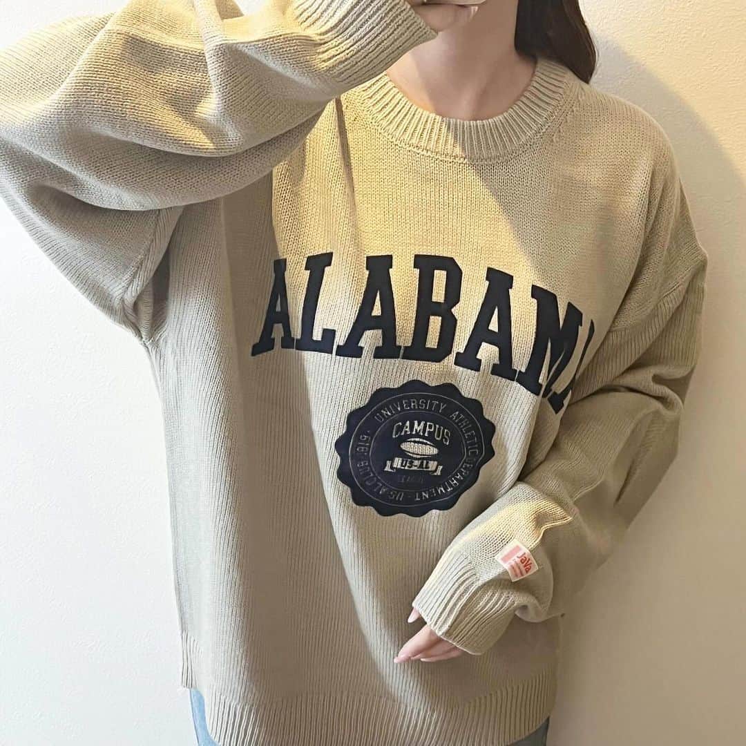 のインスタグラム：「《JaVaJavaコラボ》古着風アメカジ フロッキープリントニットプルオーバー🇺🇸 カラバリ豊富の５色展開！ 男女兼用なのでお揃いにもおすすめです✨ 涼しくなってきたのでお散歩デートや カフェコーデに着ていきたい☺️ @classicalelf_official 156cm / ベージュM #クラシカルエルフ #classicalelf #エルフコーデ #ユニクロ #ザラ #zozo #zozotown #zozo購入品 #zozotown購入品 #プルオーバー #ロゴニット #ビッグシルエット #秋服 #初秋コーデ #秋服コーデ」