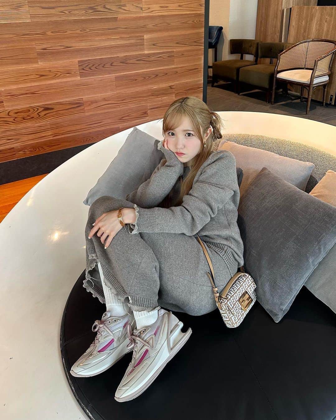 のインスタグラム：「.  F形デザインのヒール とってもかわいい👟🤍  @fendi  #FendiFirst1 #PR」