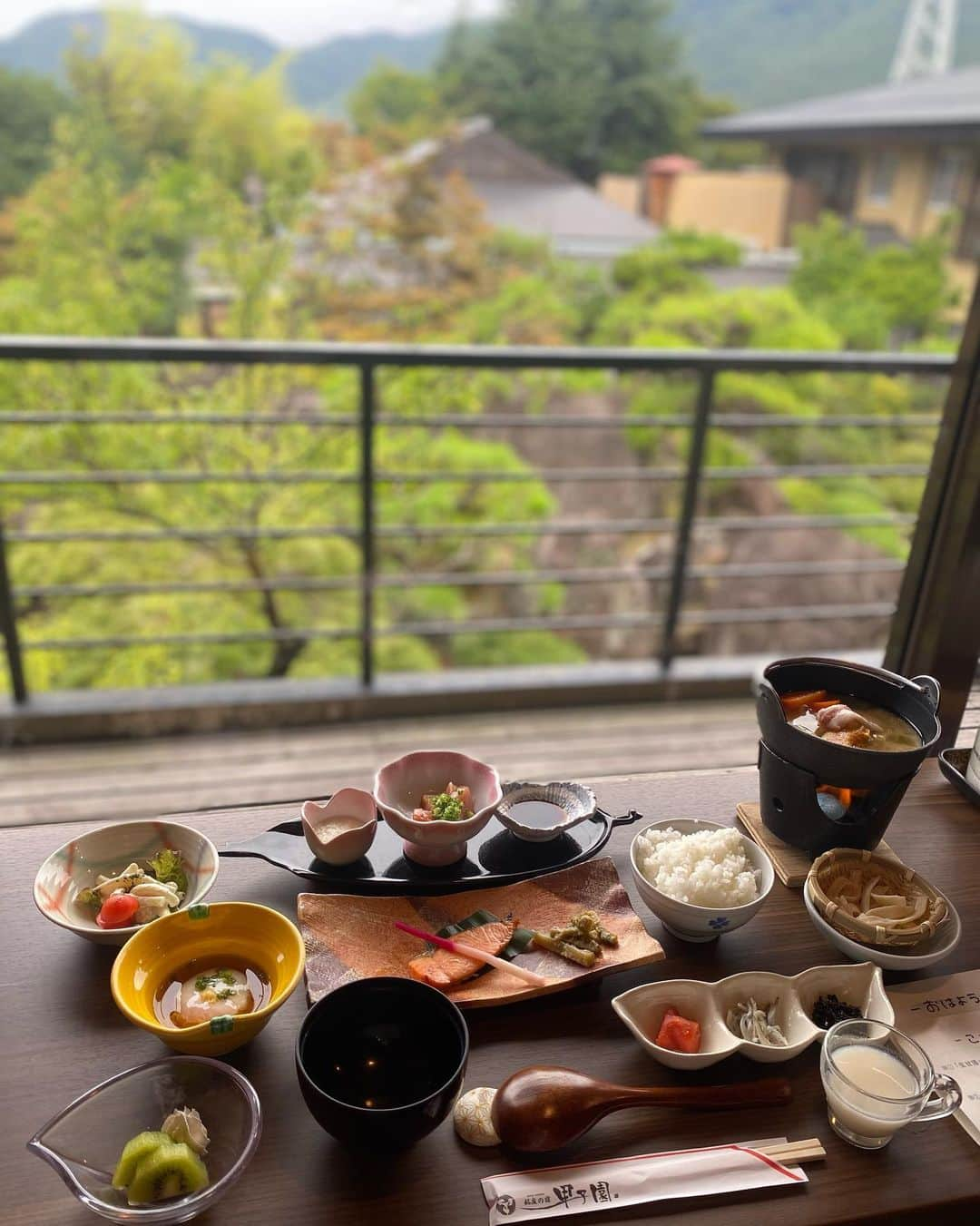 にゃんさんゴルフさんのインスタグラム写真 - (にゃんさんゴルフInstagram)「朝夕食は、今年4月にリニューアルオープンした 『お食事処　旗亭富士』で🍽  楽しみにしてた夕食！ 厳選された素材で盛りつけも綺麗😍 ⁡甲州牛のしゃぶしゃぶ 美味しかったなあ☺️🐄  朝食は山梨の郷土料理「ほうとう」など、 昔ながらの山梨の素材を活かした和食膳☀️ カウンター席で食べたよん✨  #PR#ホテル甲子園#石和温泉#山梨県#山梨温泉#貸切サウナ#山梨旅館#山梨サウナ#サウナ#バレルサウナ#日本庭園#貸切露天風呂#貸切岩盤浴#山梨旅行#浴衣#和朝食#ほうとう」9月28日 18時50分 - miiiii0228