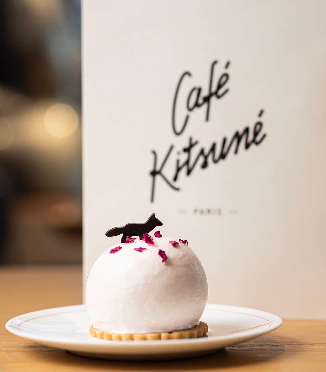 Café Kitsuné Parisのインスタグラム：「Explore the flavors of the Mid-Autumn Festival with our exclusive « Pink Moon » menu 🌕✨   Soft mousse, peachy pink hues, oolong tea aroma, and sweet fox chocolate. Join us under the full moon at #CaféKitsunéShanghai and #CafeKitsuneBeijing 🍑  - 👉 Café Kitsuné Shanghai Xintiandi⁠⠀ Units 104, 105, 240, No.123 Xingye Road, Xintiandi South, Shanghai, China⁠⠀ Monday-Sunday: 11am-8pm - 👉 Café Kitsuné Beijing North Taikoo-Li, Sanlitun N4-17a&28 Beijing Monday-Sunday: 10am-10pm」