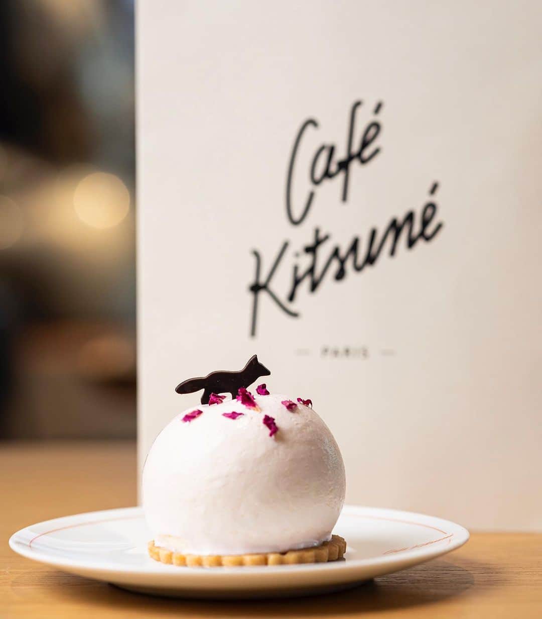 のインスタグラム：「Explore the flavors of the Mid-Autumn Festival with our exclusive « Pink Moon » menu 🌕✨   Soft mousse, peachy pink hues, oolong tea aroma, and sweet fox chocolate. Join us under the full moon at #CaféKitsunéShanghai and #CafeKitsuneBeijing 🍑  - 👉 Café Kitsuné Shanghai Xintiandi⁠⠀ Units 104, 105, 240, No.123 Xingye Road, Xintiandi South, Shanghai, China⁠⠀ Monday-Sunday: 11am-8pm - 👉 Café Kitsuné Beijing North Taikoo-Li, Sanlitun N4-17a&28 Beijing Monday-Sunday: 10am-10pm」