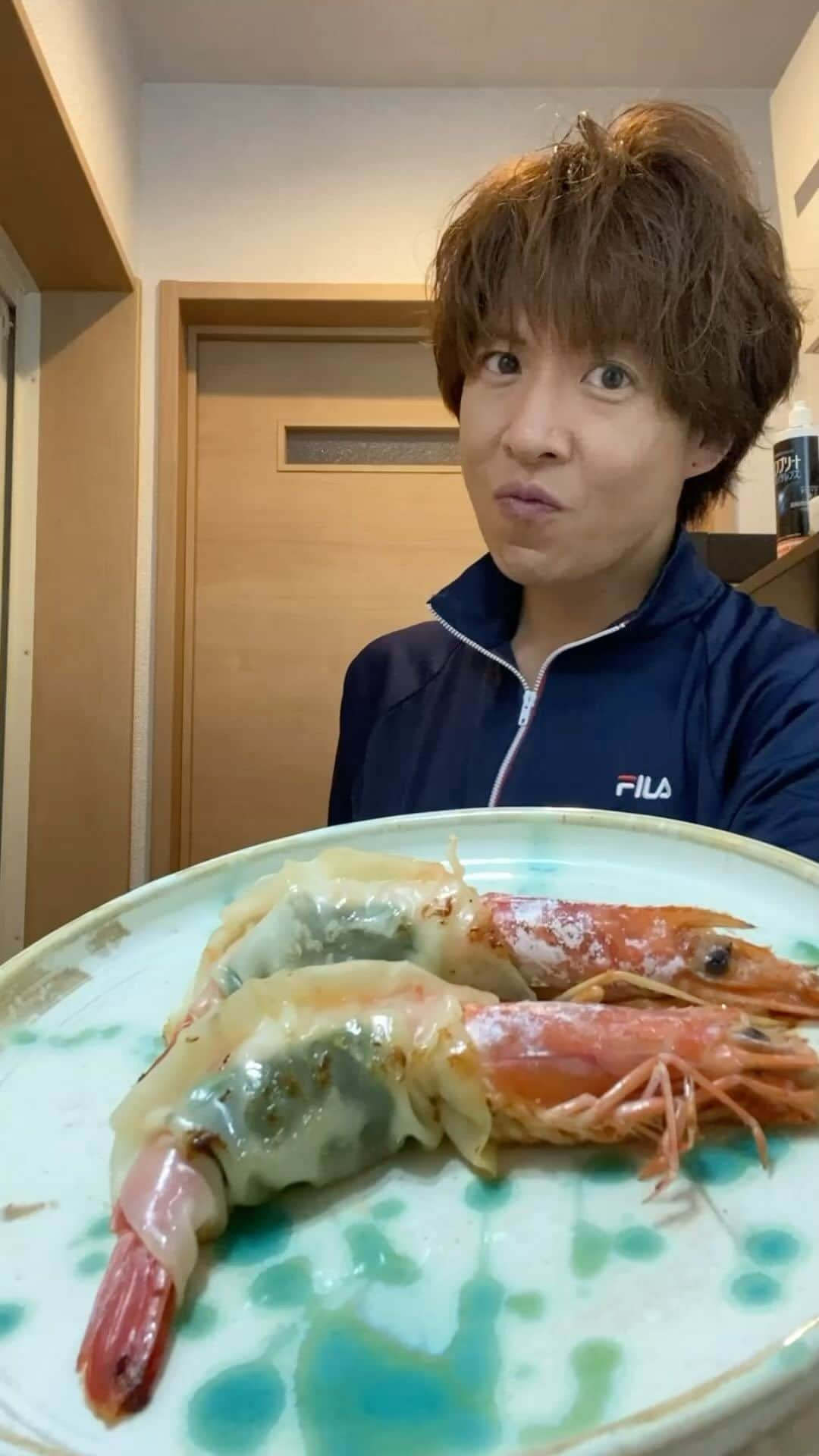 元木敦士のインスタグラム：「インパクト大❗️激ウマ海老餃子😋  プリプリで超美味いよ😋 塩コショウで食べてもGOOD👌  お疲れちゃーん⭐︎😊😊  〈合成アイテム〉 刺身用エビ（頭付き） 大葉 餃子の皮（大判の薄皮） ※普通の皮でもオケ※ 豚ひき肉 ネギ  〈下処理〉 海老の殻と背ワタとって、 酒と片栗粉で臭み消し  ※面倒な時は臭み消し飛ばしても👌  エビ洗ったらキッチンペーパーで水分拭き取り、 軽く塩コショウ⭐︎  〈餃子のアン〉 豚ひき肉 刻みネギ 片栗粉　適量 醤油　少なめ 塩コショウ　少なめ ウスターソース　少なめ 酒　少なめ  ※このレシピじゃなくても大丈夫です！お好きなヤツで👌  〈焼き〉 油引いて、餃子入れて、水入れてフタします！ 弱火でじっくり、 豚ひき肉に火が通ったらフタ開けて中火で水分飛ばして焼きます！  ※この時、水分多かったらキッチンペーパーで拭き取って👌  火加減調整しながら全面パリっと焼いたら完成😋  #海老 #餃子 #ビール #ジョジョ #Japan #Japanese」