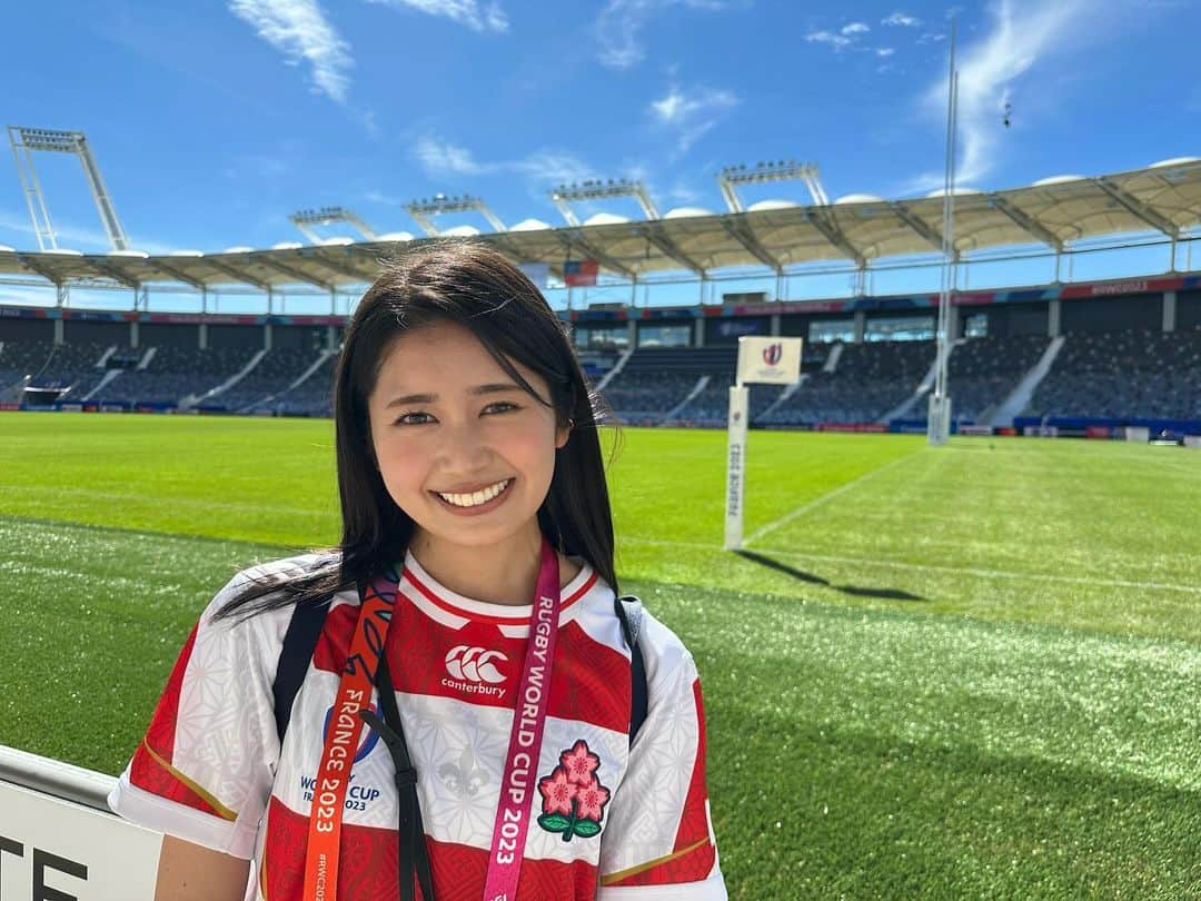 浅野杏奈のインスタグラム：「stadium de toulouse🏟️✨  前日練習！ ジャパンは楽しそうに仲良くin✨ サモアは曲を流しながらの会場in♪  両チームとも緊張感というよりはW杯楽しんでいる様子でした😉  スタジアムはかなり客席とグラウンドの距離が近くて応援がキーポイントになりそう💭 日本の皆様も朝4時と大変ですが念を送って下さい❤️‍🔥  #RWC2023 #AnnainToulouse」