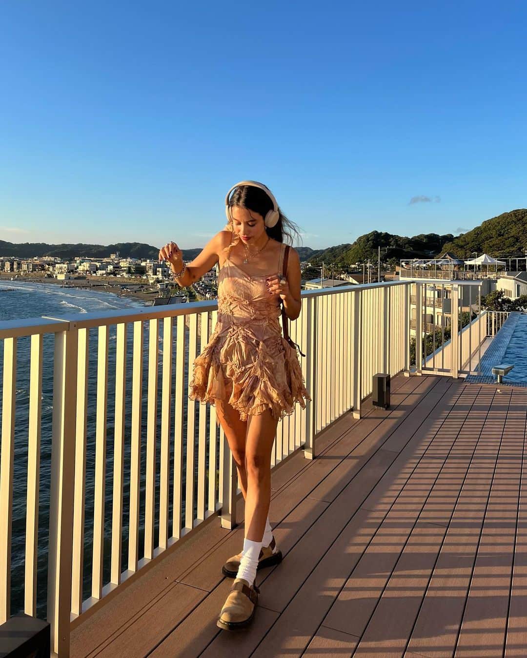 Rika Vanessaのインスタグラム：「夕焼け時の光は柔くて落ち着く🌅🤍    Sonyのヘッドホンはコンパクトで可愛いデザイン💕  電車などの移動時間が長いから  軽くて長時間着けていても疲れにくい所がお気に入り✨  ファッションアイテムとして色んな服装にも合うし  クリアで豊かな高音質だから  動画や音楽も良い音で楽しめるの☺  みんなのヘッドホンコーデもぜひ教えてね 💕  #PR #ソニーのヘッドホン#styles #WHCH520 (Supported by Sony Marketing Inc.)」