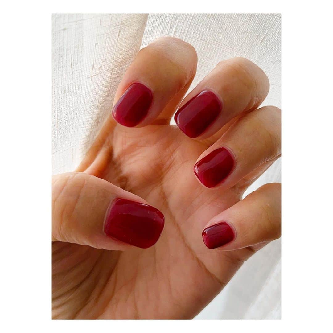 阿部洋子さんのインスタグラム写真 - (阿部洋子Instagram)「✨️✨♥️✨️✨  #new！ #nails   左手は秋の訪れを赤で 右手は夏への名残りをシルバーで 表してみたよ😊 結果的に笑  この赤、今までで1番しっくりきてるかもしれない！ いつもなんだかこの手には赤が合わないなー って思ってたんだけど  いずれにしても、 #自己満足 😇  #red #silver #mirrornails #gelnails   #thankyou」9月28日 18時57分 - hirocoring