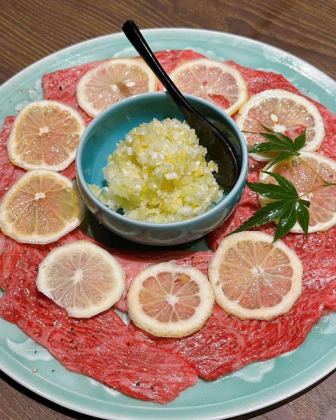 フォーリンデブさんのインスタグラム写真 - (フォーリンデブInstagram)「おもしろい焼肉の新店を発見！  それは銀座に今月9/13にオープンしたばかりの「焼肉あざす」というお店で、まだ食べログで点数表示されていない隠れ家店🌟  店名はちょっとチャラいけど（笑）銀座と六本木にある人気和食店「よし澤」が手がけているからこそ、タレをつけた時にちょうど良いバランスになる優しい味付けと、和の食材との掛け合わせも🙌  特に気に入ったのは、「コリコリ上ロース」で、その名のとおりコリコリとした「山くらげ」を、適度にサシが入った柔らかいロースで巻いていて、意外な食感と相性にびっくり❗️ （山くらげをタクアンなどの漬物に変えちゃうと塩気が強くなりすぎてタレとのバランスが崩れるから、山くらげのチョイスが絶妙）  「よし澤」のご高齢の女将さんも店頭に立たれているんだけど、店名に合わせて「あざすっ！」と何度も発言されているのも、なんだかおもしろくて笑っちゃったよ😂✨  --------- 🍴焼肉 あざす 銀座 ☎️050-5600-8953 📍東京都中央区銀座5-5-12 HULIC&New GINZA MIYUKI5 11F 🚃銀座駅から徒歩2分 💰食べログ予算 夜¥8000- ⏰17:00-23:00（不定休） @yakiniku_azasu  - #東京グルメ #東京焼肉 #銀座グルメ #銀座焼肉 #焼肉あざす #個室あり #よし澤 #和食店の焼肉店 #いろいろ美味しくて #接客も良かったけど #自分で焼くタイプの焼肉なのに #サービス料10%かかるのは悩ましい #生肉のミルフィーユも食べられるよ #japanfood #japantravel #tokyofood #tokyotravel #ginza #ginzafood #foodtrip #yakiniku - ▼ エリア&ジャンル検索 #フォーリンデブ銀座 #フォーリンデブ焼肉」9月28日 18時58分 - fallindebu