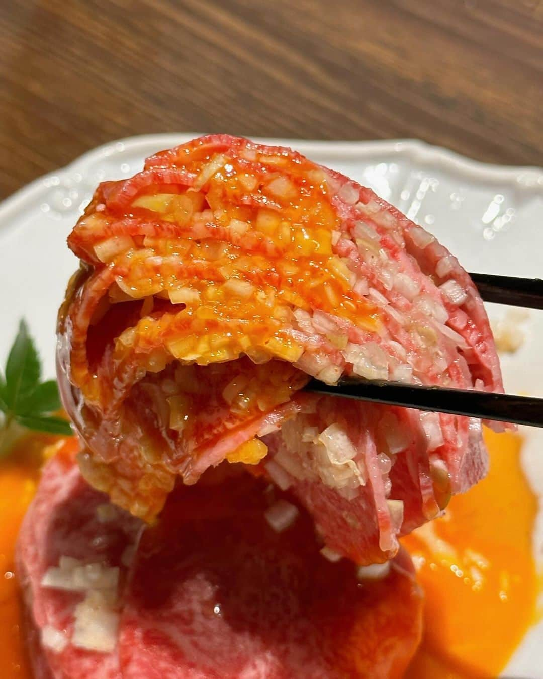 フォーリンデブさんのインスタグラム写真 - (フォーリンデブInstagram)「おもしろい焼肉の新店を発見！  それは銀座に今月9/13にオープンしたばかりの「焼肉あざす」というお店で、まだ食べログで点数表示されていない隠れ家店🌟  店名はちょっとチャラいけど（笑）銀座と六本木にある人気和食店「よし澤」が手がけているからこそ、タレをつけた時にちょうど良いバランスになる優しい味付けと、和の食材との掛け合わせも🙌  特に気に入ったのは、「コリコリ上ロース」で、その名のとおりコリコリとした「山くらげ」を、適度にサシが入った柔らかいロースで巻いていて、意外な食感と相性にびっくり❗️ （山くらげをタクアンなどの漬物に変えちゃうと塩気が強くなりすぎてタレとのバランスが崩れるから、山くらげのチョイスが絶妙）  「よし澤」のご高齢の女将さんも店頭に立たれているんだけど、店名に合わせて「あざすっ！」と何度も発言されているのも、なんだかおもしろくて笑っちゃったよ😂✨  --------- 🍴焼肉 あざす 銀座 ☎️050-5600-8953 📍東京都中央区銀座5-5-12 HULIC&New GINZA MIYUKI5 11F 🚃銀座駅から徒歩2分 💰食べログ予算 夜¥8000- ⏰17:00-23:00（不定休） @yakiniku_azasu  - #東京グルメ #東京焼肉 #銀座グルメ #銀座焼肉 #焼肉あざす #個室あり #よし澤 #和食店の焼肉店 #いろいろ美味しくて #接客も良かったけど #自分で焼くタイプの焼肉なのに #サービス料10%かかるのは悩ましい #生肉のミルフィーユも食べられるよ #japanfood #japantravel #tokyofood #tokyotravel #ginza #ginzafood #foodtrip #yakiniku - ▼ エリア&ジャンル検索 #フォーリンデブ銀座 #フォーリンデブ焼肉」9月28日 18時58分 - fallindebu