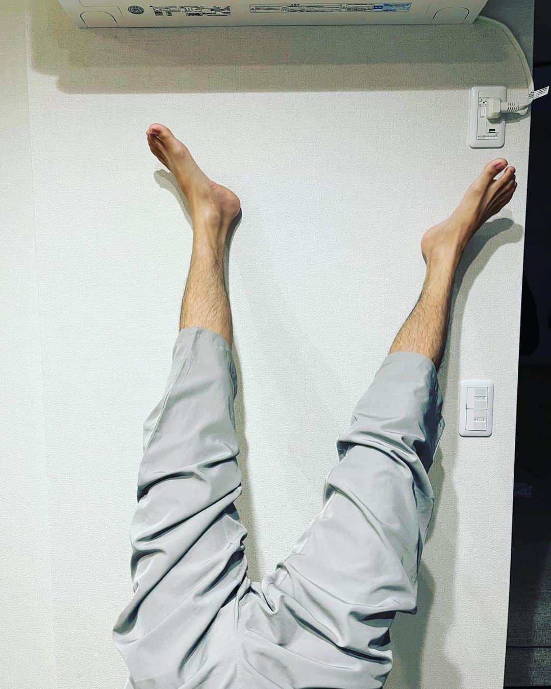 泉澤祐希さんのインスタグラム写真 - (泉澤祐希Instagram)「なんとか投稿出来そうです。これはあれです。逆立ちしてます🦵🏻🦵🏻」9月28日 18時59分 - yuki.izumisawa