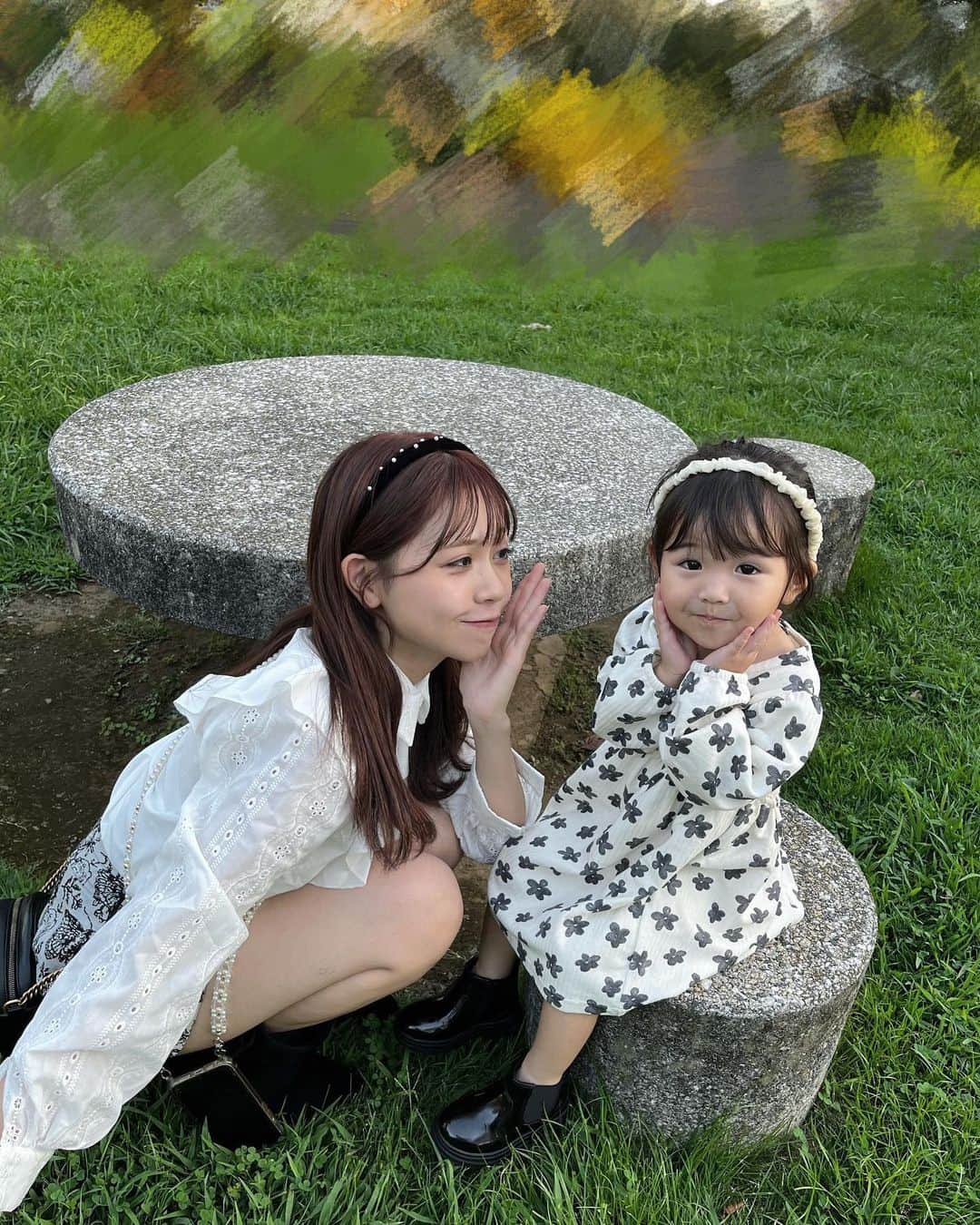 のインスタグラム：「ふたりでガーリーコーデな日 🪞🩰🪄  娘っちの表情とポージングが わたし的にすごくお気に入りです 🤭  セルフカラーのピンクもまだ ちゃんと残ってくれていて嬉しいです 🎀  私の着ているお洋服は @shein_japan です ♡⸝⸝⸝  秋もSHEINにはたくさん お世話になります〜 (⸝⸝◜~◝⸝⸝) 笑  1コーデめ🩵 トップス  20736259 ショートパンツ  19348446  2コーデめ🩵 セットアップ  19170946  クーポンコード【23FWJP100】⭐️ 12/31までお買い上げ金額 1～5,999円まではセール価格より15%OFF、 6,000円以上で20%OFFが適用されます 🫶🏻  お買い物予定の方はぜひ 使ってください ´ᵕᴗᵕ`  #FrontRowLive#SHEINfw23  #SHEINforAll #ad #SHEINコーデ#SHEIN購入品 #こども #こどものいる生活 #シングルマザー#シンママ#シンママライフ #こどものいる暮らし#キッズ #ママスタグラム#２歳8ヶ月 #むすめふく#プチプラコーデ#mamagirl #ママファッション#ママコーデ #親子服#親子コーデ#キッズコーデ」