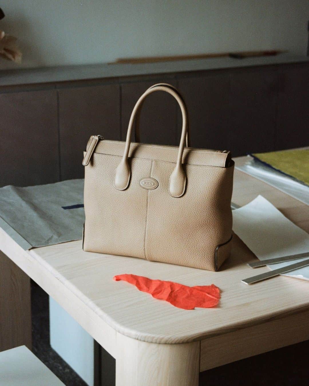 のインスタグラム：「Express effortless elegance with the iconic Di Bag: a signature piece to be styled in countless ways.  #Tods #TodsDiBag」