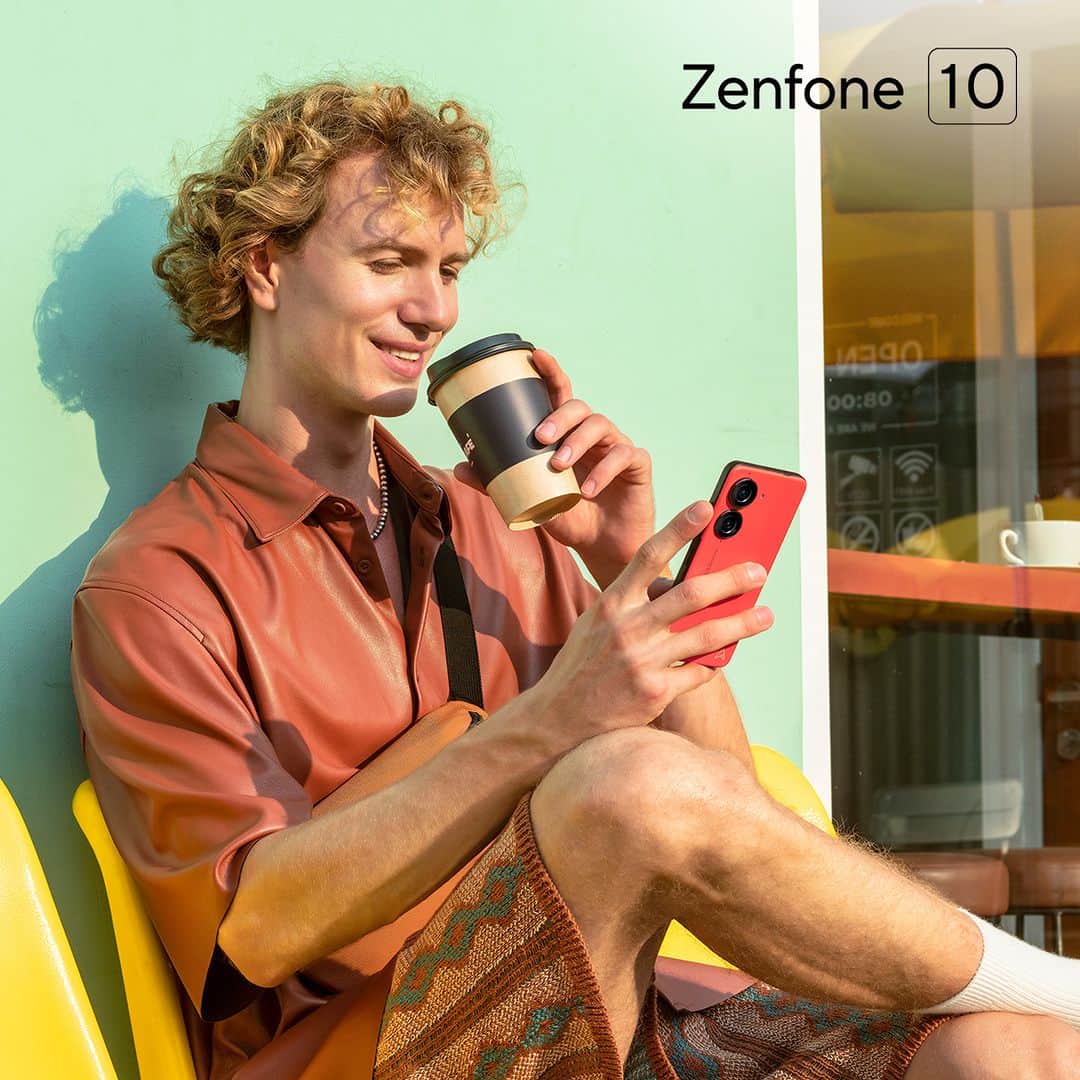 ASUSのインスタグラム：「Small phone, big benefits! With Zenfone 10, you’ll always have one hand free for that satisfying cup of coffee. ☕️ ☀️ #ASUS #Zenfone10 #MIGHTYONHAND」