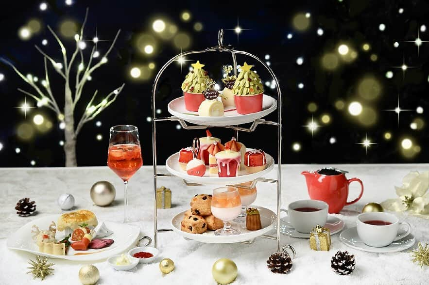 新宿プリンスホテルのインスタグラム：「. 🎄Christmas Afternoon Tea🎄  今年のテーマは"Joy & Cheers" クリスマスツリーをモチーフにしたマフィン、クリスマスボックスやオーナメントなどをイメージした可愛らしいスイーツがたくさん！ プレゼントボックスのタルトはカラフルなチョコスプレーが飛び出す仕掛けがあり、サンタからのプレゼントを開けるようなわくわく感をお楽しみいただけます。  ホテル最上階のレストランから望む都会の景色とともに、クリスマス気分の優雅なティータイムをお過ごしください✨  【期間】 2023年11月01日(水) 〜 2023年12月25日(月) 【時間】 2:30P.M.〜5:00P.M.（L.O. 4:30P.M.）2時間制 ※お飲み物も含む 【店舗】 和風ダイニング＆バー FUGA（風雅）  Share your own images with us by tagging @shinjukuprincehotel ————————————————————— #Shinjuku #shinjukuprincehotel #princehotels #tokyo #japan #beautifulhotels #tokyohotel #hotellife #stayathotel #ThePreferredLife #新宿プリンスホテル #プリンスホテル #新プリグラム #新宿ホテル #ホテル #新宿レストラン #レストラン #新宿アフタヌーンティー #アフタヌーンティー #クリスマスアフタヌーンティー #クリスマス #風雅」