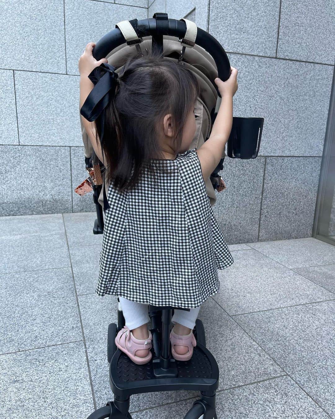 りえさんのインスタグラム写真 - (りえInstagram)「ベビーカーカスタム👧🏻👶🏻❤️ yoyoのベビーカーにボードつけて2人乗りに！　  B型選ぶとき、このボード付けれるからyoyoに決めたってところもある！ 長女さんは中々このボード楽しんでる✨ サドルの取り外しもできるから、座りも立ちもいけるの🙆🏻‍♀️  難点は このボードに長女が座ると 荷物かけられなくなるから大荷物の時は、歩いてもらうしかない😭  ちなみに我が家は ボードの他に、荷物入れられるバッグも購入🌷 TPOに合わせて使い分けるようなぁと🤔  yoyoはB型にしては、重いけど 安定感あるし、色々カスタムできるから 私的には大正解だな🫡  ベビーカー選び参考になれば嬉しいなぁ💬  #ベビーカー#ベビーカー選び#セカンドベビーカー#ベビーカーグッズ#B型ベビーカー#育児グッズ#育児日記#姉妹ママ#2歳差育児#女の子ベビー」9月28日 19時00分 - ririri060800