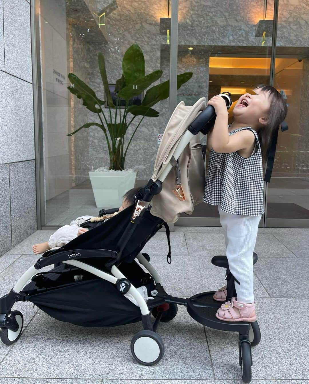 りえさんのインスタグラム写真 - (りえInstagram)「ベビーカーカスタム👧🏻👶🏻❤️ yoyoのベビーカーにボードつけて2人乗りに！　  B型選ぶとき、このボード付けれるからyoyoに決めたってところもある！ 長女さんは中々このボード楽しんでる✨ サドルの取り外しもできるから、座りも立ちもいけるの🙆🏻‍♀️  難点は このボードに長女が座ると 荷物かけられなくなるから大荷物の時は、歩いてもらうしかない😭  ちなみに我が家は ボードの他に、荷物入れられるバッグも購入🌷 TPOに合わせて使い分けるようなぁと🤔  yoyoはB型にしては、重いけど 安定感あるし、色々カスタムできるから 私的には大正解だな🫡  ベビーカー選び参考になれば嬉しいなぁ💬  #ベビーカー#ベビーカー選び#セカンドベビーカー#ベビーカーグッズ#B型ベビーカー#育児グッズ#育児日記#姉妹ママ#2歳差育児#女の子ベビー」9月28日 19時00分 - ririri060800