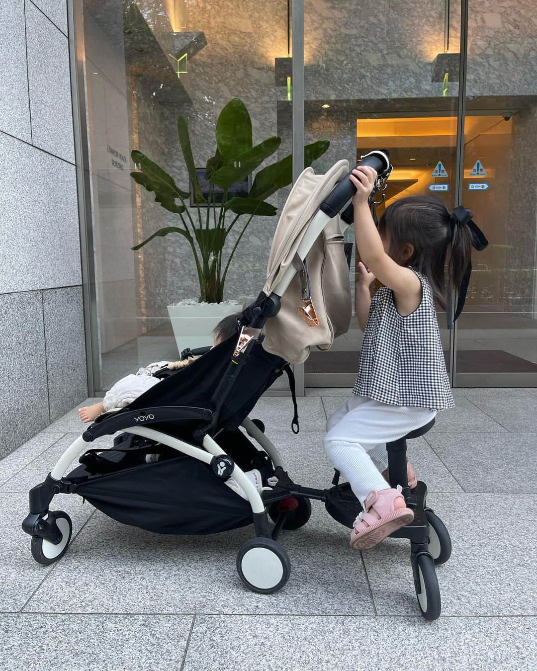 りえのインスタグラム：「ベビーカーカスタム👧🏻👶🏻❤️ yoyoのベビーカーにボードつけて2人乗りに！　  B型選ぶとき、このボード付けれるからyoyoに決めたってところもある！ 長女さんは中々このボード楽しんでる✨ サドルの取り外しもできるから、座りも立ちもいけるの🙆🏻‍♀️  難点は このボードに長女が座ると 荷物かけられなくなるから大荷物の時は、歩いてもらうしかない😭  ちなみに我が家は ボードの他に、荷物入れられるバッグも購入🌷 TPOに合わせて使い分けるようなぁと🤔  yoyoはB型にしては、重いけど 安定感あるし、色々カスタムできるから 私的には大正解だな🫡  ベビーカー選び参考になれば嬉しいなぁ💬  #ベビーカー#ベビーカー選び#セカンドベビーカー#ベビーカーグッズ#B型ベビーカー#育児グッズ#育児日記#姉妹ママ#2歳差育児#女の子ベビー」