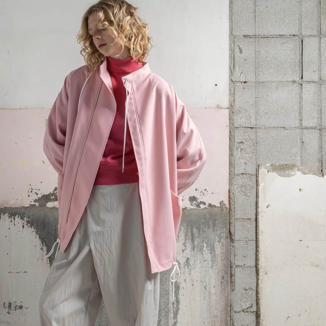 ミントデザインズのインスタグラム：「. -ZIP BLOUSON-  ミントデザインズで人気のシルエットのブルゾンが、今季は裏地付きの冬使用で登場。 膨らみのある柔らかいツイル生地を、深みのある黒と落ち着きのあるピンクに染めました。 落ち感のあるドロップショルダーとロングな着丈が特徴で、すっぽりと覆われるような着心地です。  #mintdesigns #ミントデザインズ #2023aw」